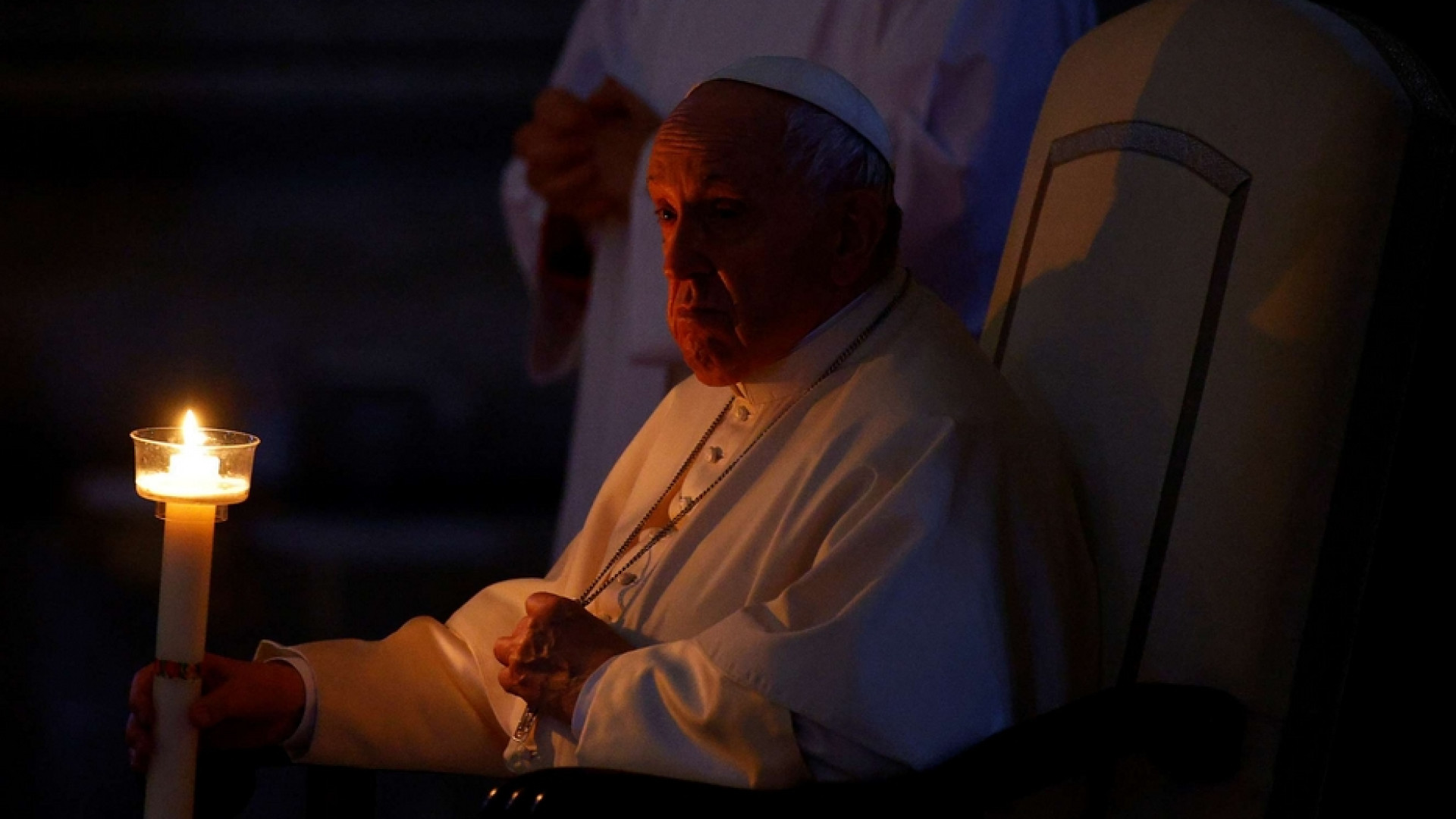 Immagine di Papa Francesco: portiamo Gesù risorto nella vita di tutti coi gesti di pace
