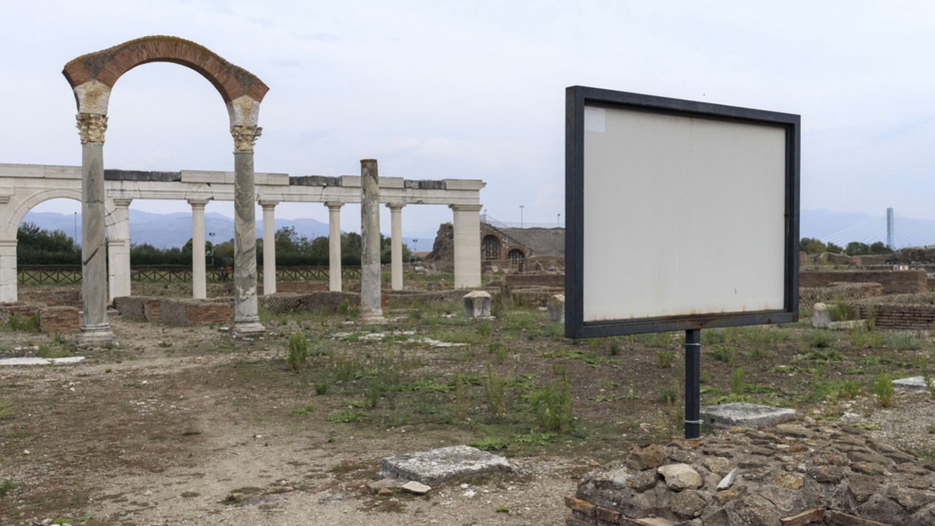 Immagine di Via Appia, il presente e il passato nella stessa fotografia