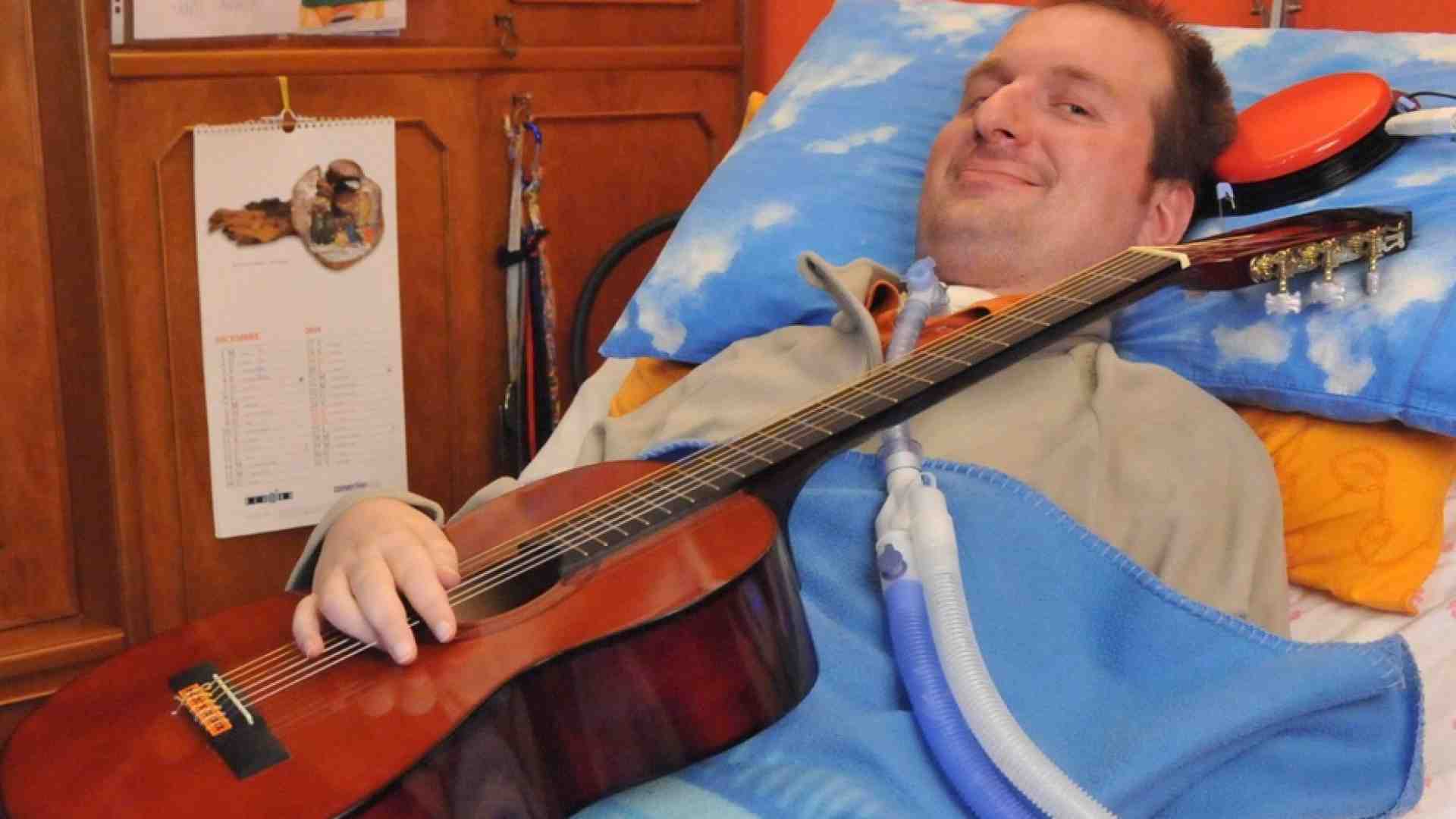 Immagine di Le tre vite di Omar, in viaggio oltre la Sla