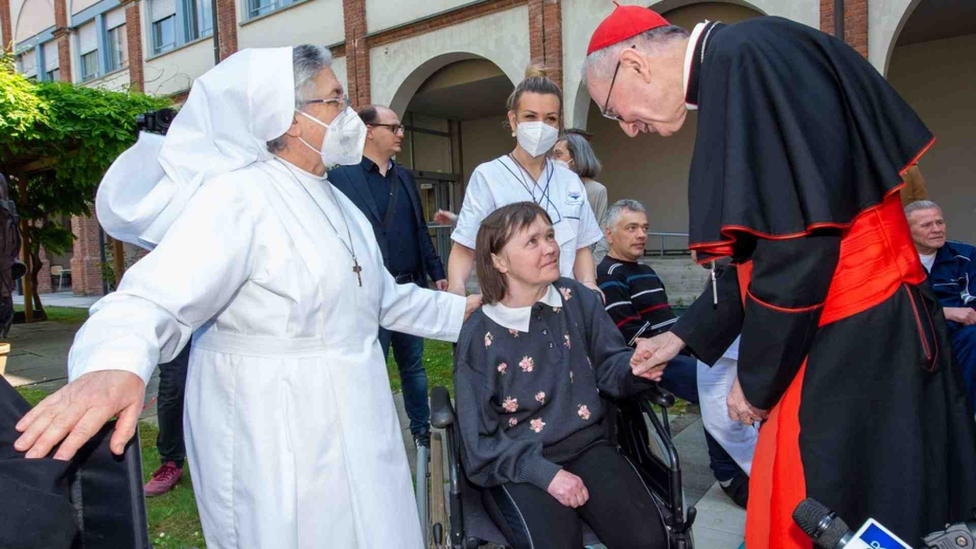 Immagine di Parolin tra i profughi ucraini disabili al Cottolengo: «Pregate per la pace»
