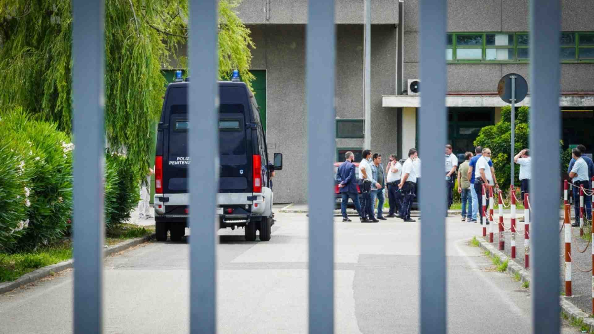 Immagine di L'ex detenuto si inventa il “41-bus”: «Così porterò i parenti in carcere»