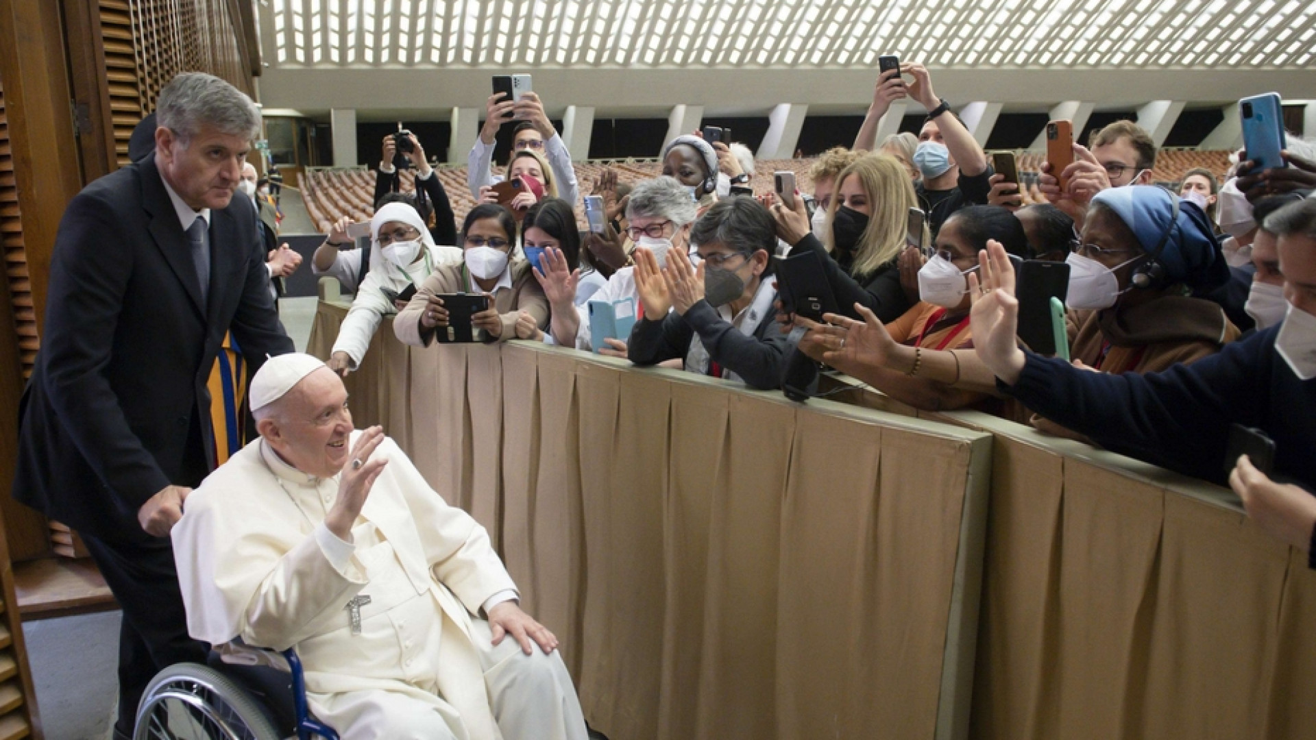 Immagine di Papa alle religiose: riconosce la propria fragilità e piegarsi a quelle altrui