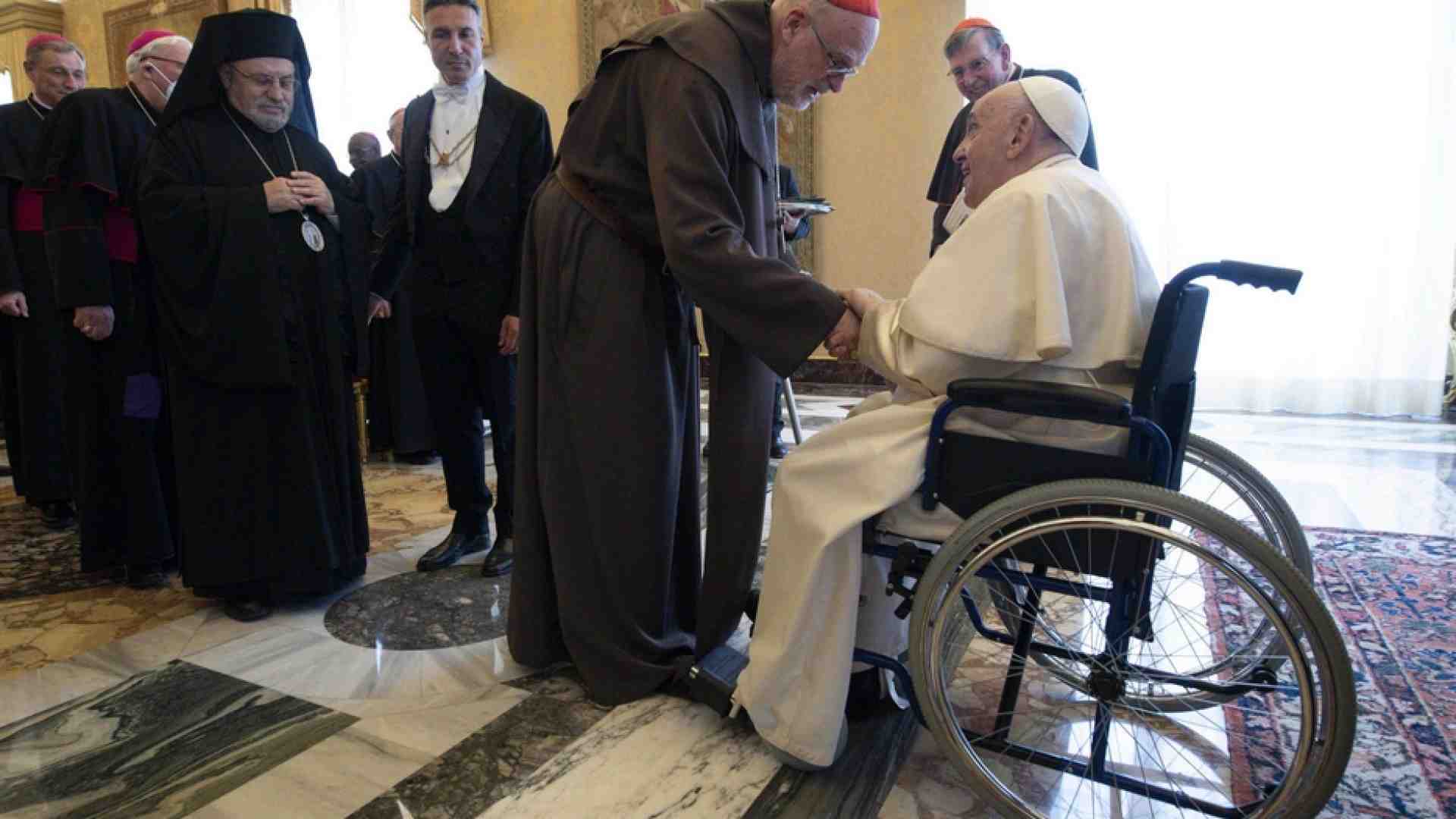 Immagine di Il Papa sulla sedia a rotelle: così la fragilità si fa annuncio