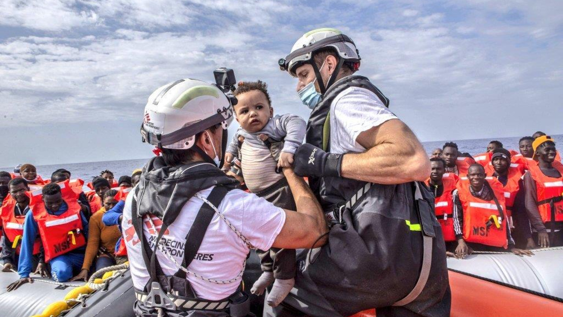 Immagine di La piccola naufraga finalmente al sicuro: oltre 300 migranti salvati in mare
