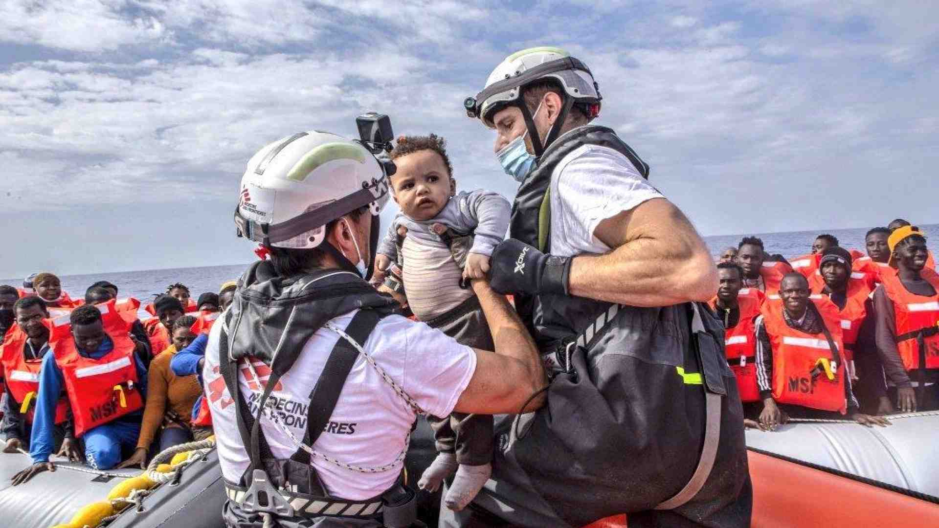 Immagine di La piccola naufraga finalmente al sicuro: oltre 300 migranti salvati in mare