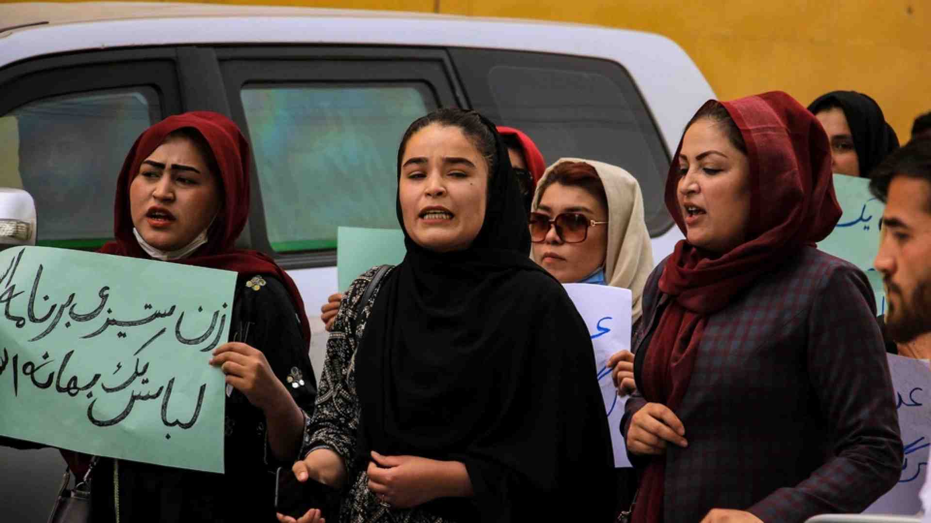 Immagine di Donne protestano contro l'obbligo del burqa / Foto