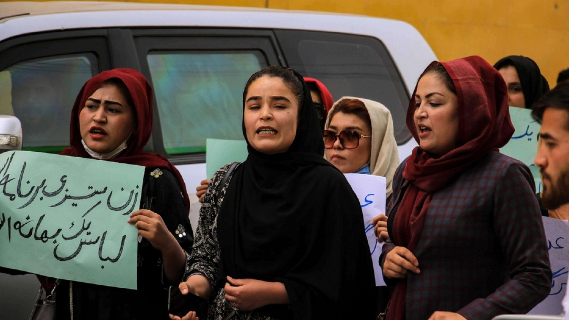 Immagine di Donne protestano contro l'obbligo del burqa / Foto
