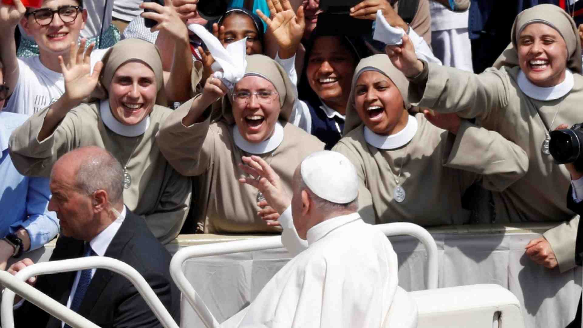 Immagine di Il Papa: santità non è eroismo personale ma amare e servire gli altri