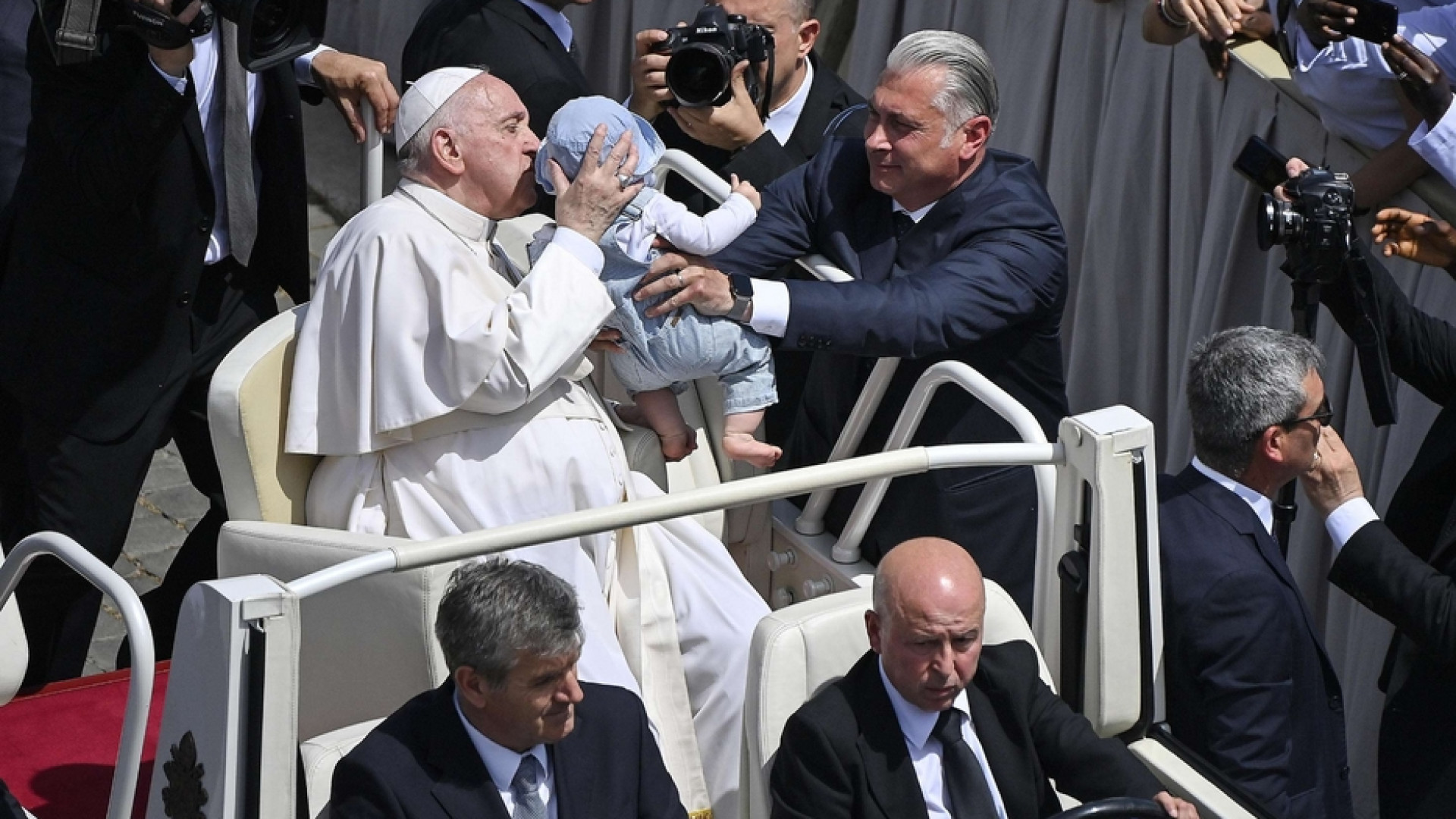 Immagine di Francesco: I nuovi Santi ispirino vie di dialogo, nel mondo troppe guerre