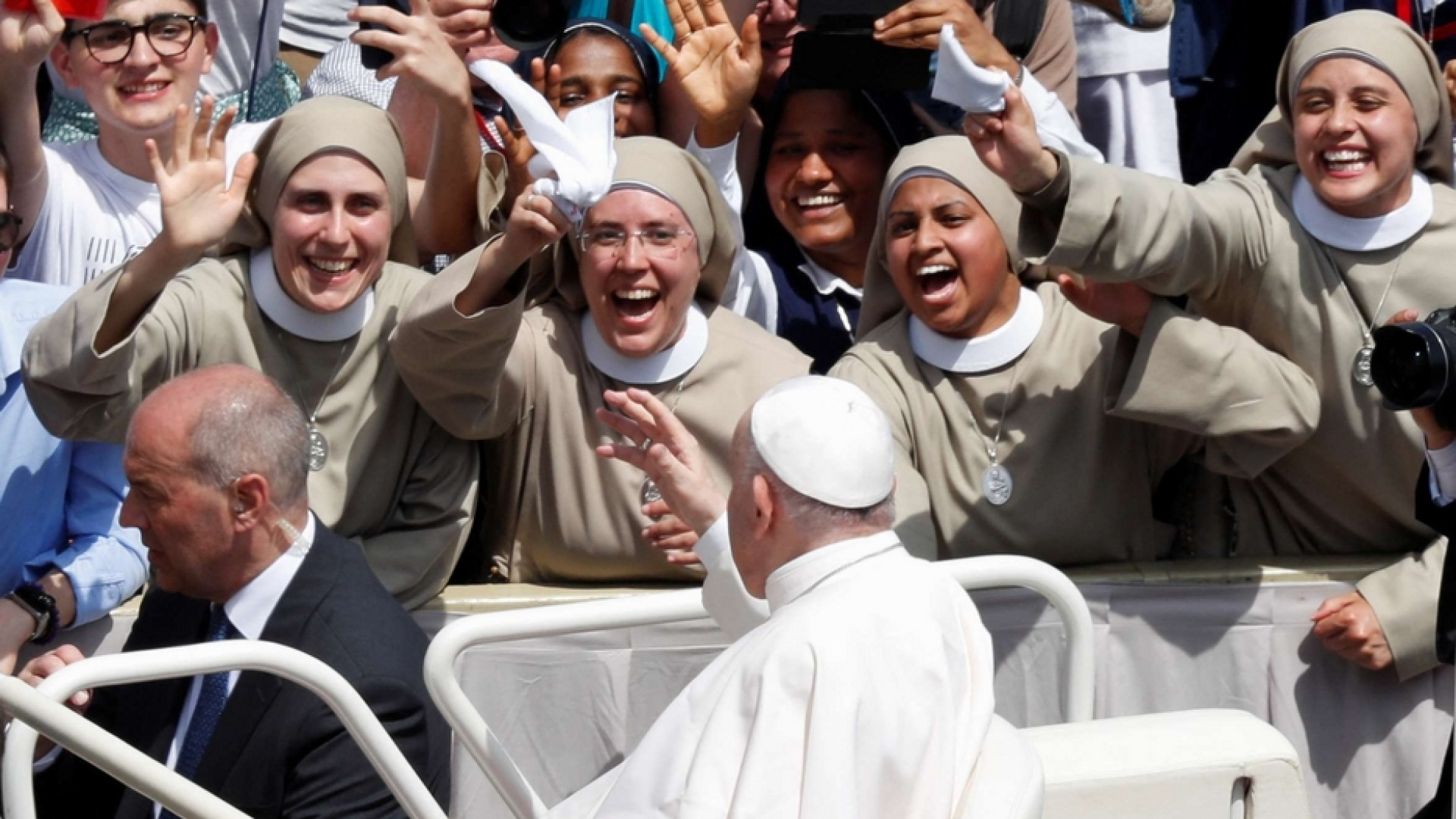 Immagine di Il Papa: santità non è eroismo personale ma amare e servire gli altri