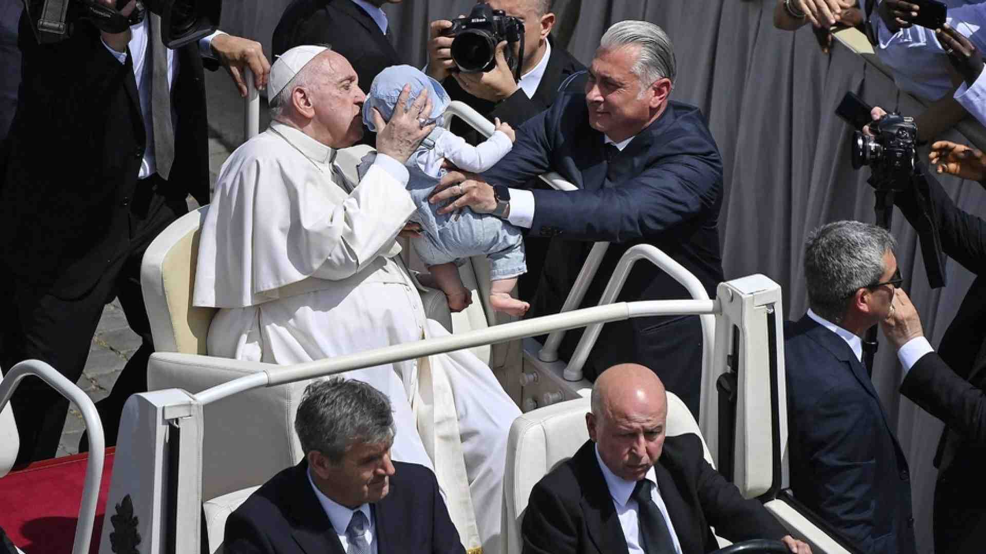 Immagine di Francesco: I nuovi Santi ispirino vie di dialogo, nel mondo troppe guerre