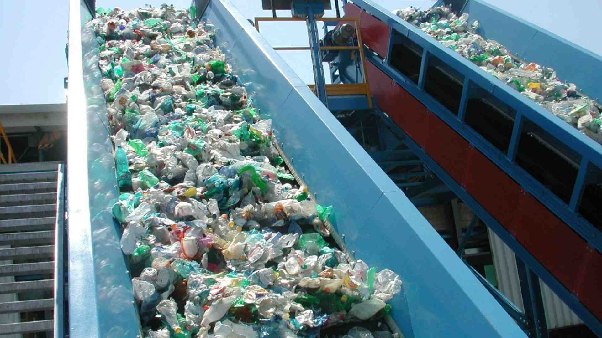 Immagine di Tanto usa e getta, scarso riciclo: un Trattato contro l'emergenza plasti