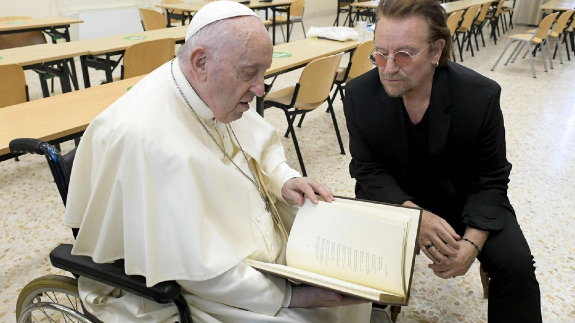 Immagine di "Duetto" tra papa Francesco e Bono Vox (U2) sul "superpotere" delle ragazze