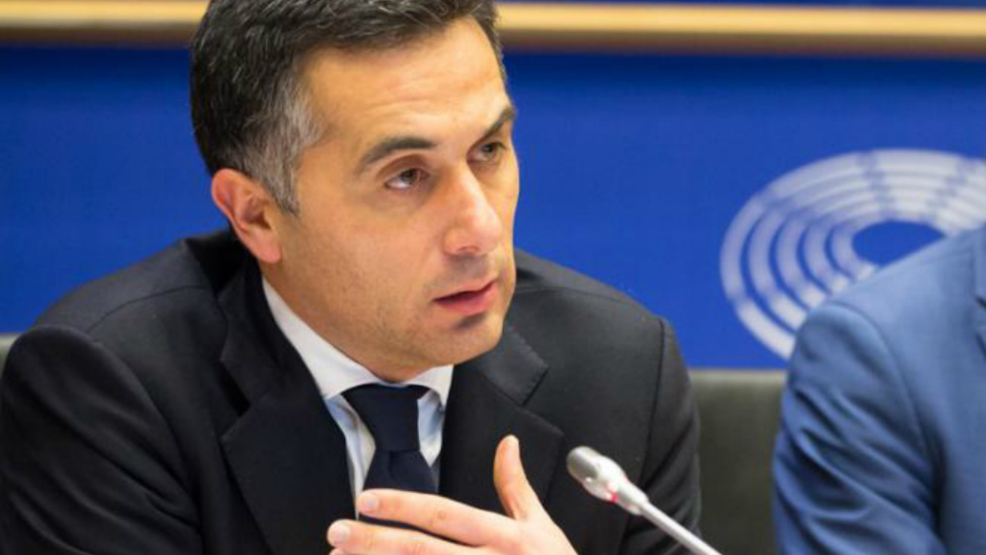 Immagine di Auto, transizione e rischi. Intervista a Massimiliano Salini