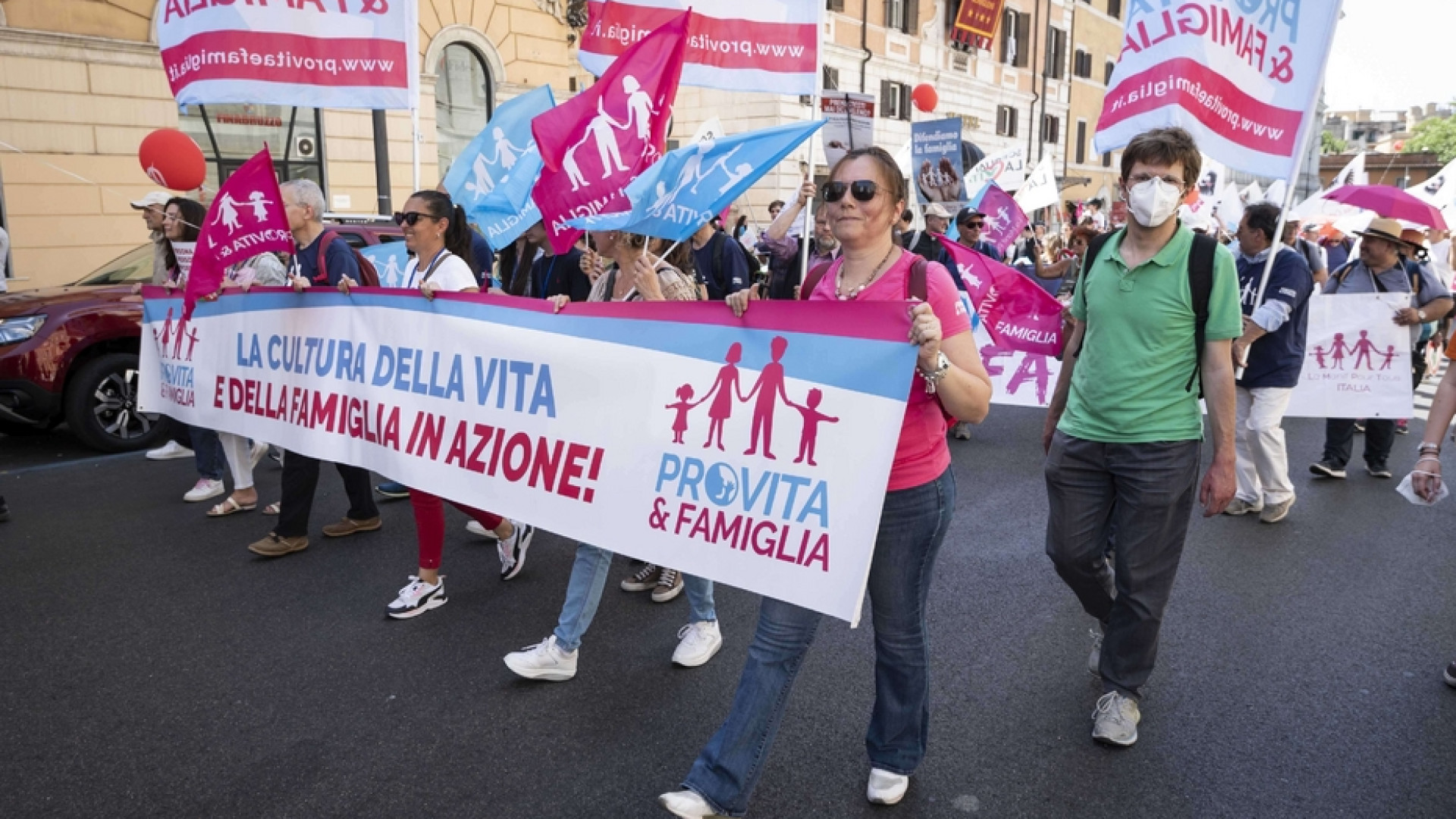 Immagine di La marcia del popolo che dice «viva la vita»