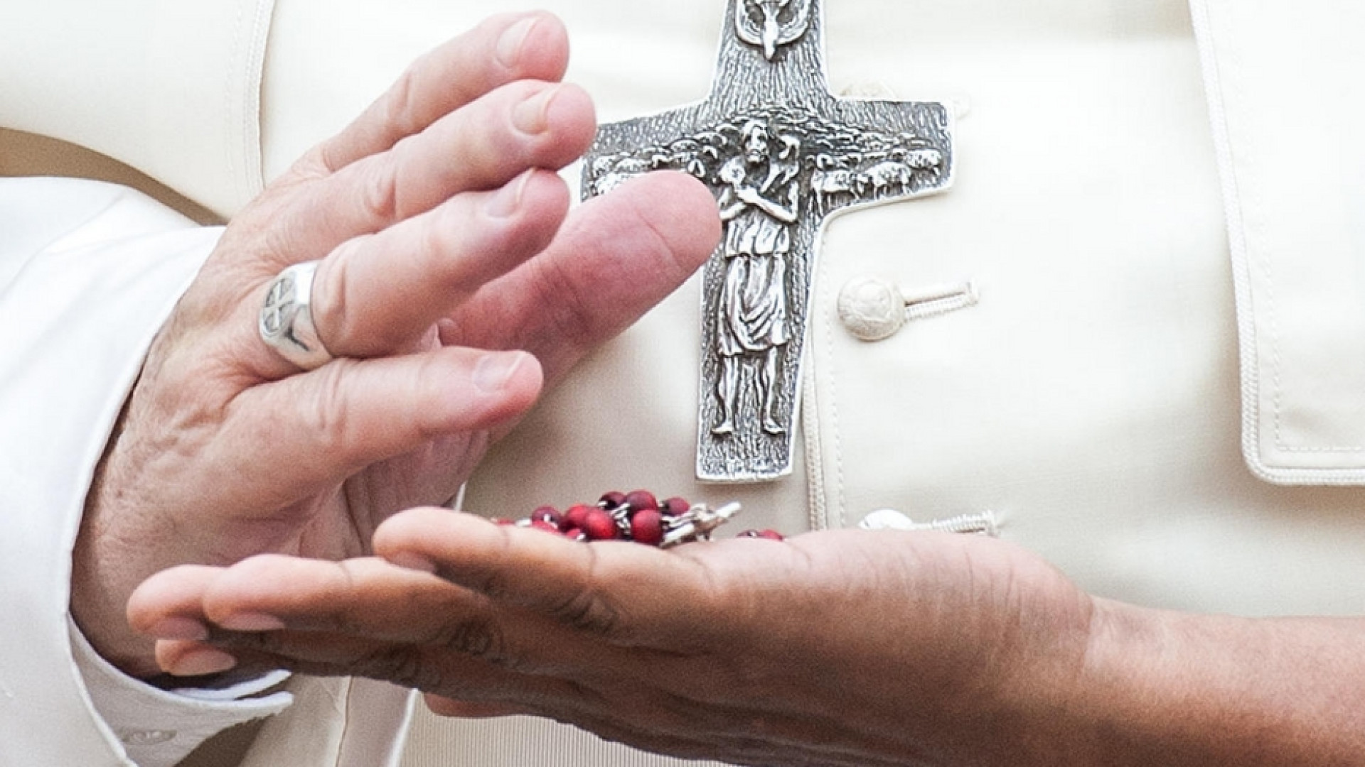Immagine di Il Papa guida il Rosario per la pace: la preghiera per la fine del conflitto