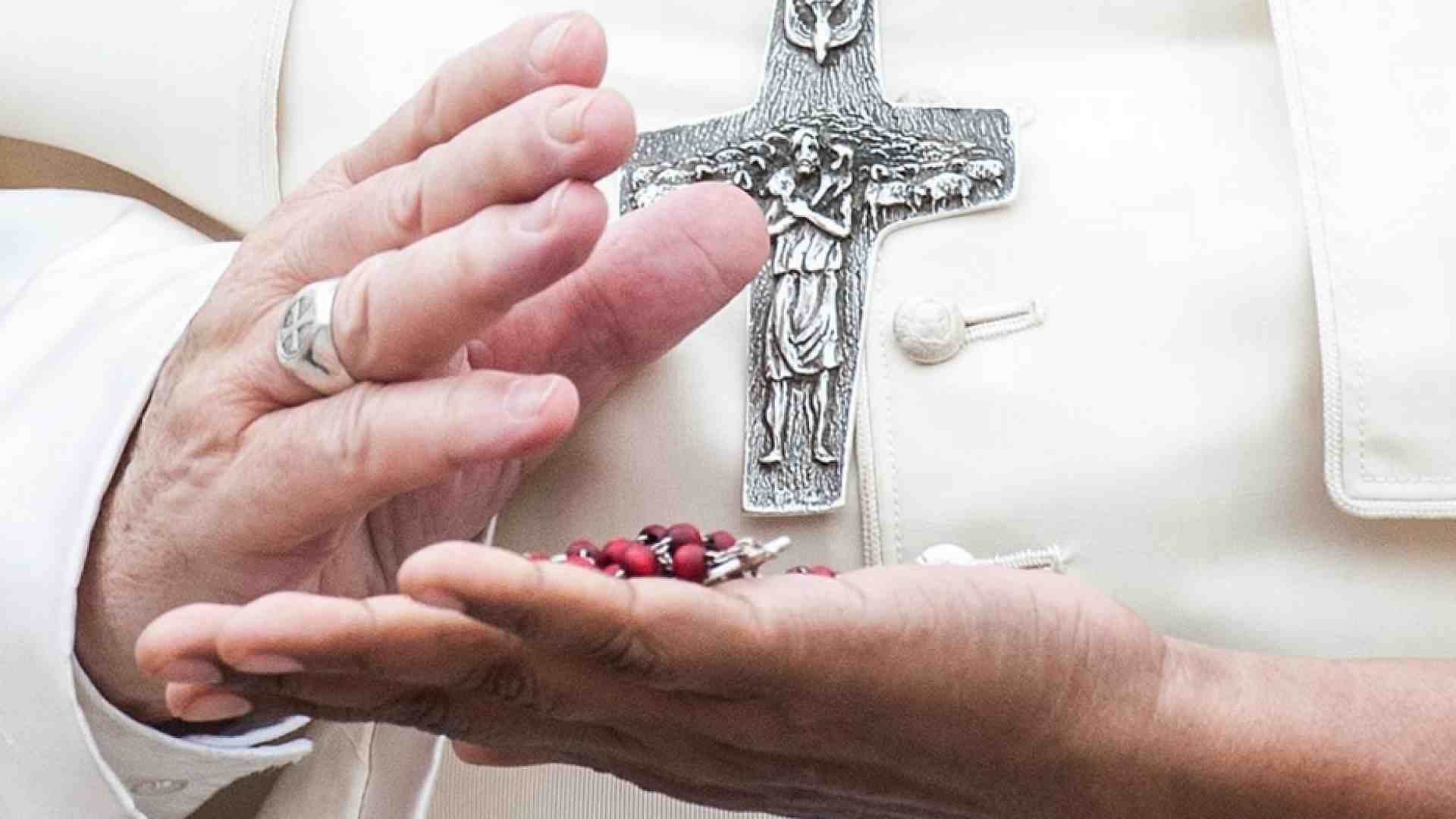 Immagine di Il Papa guida il Rosario per la pace: la preghiera per la fine del conflitto