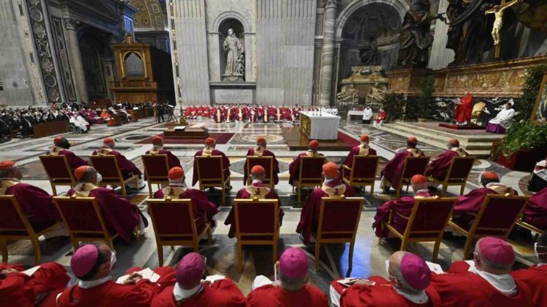 Immagine di Il cardinale Re celebra i funerali: «Cristo e la Chiesa gli amori di Sodano»