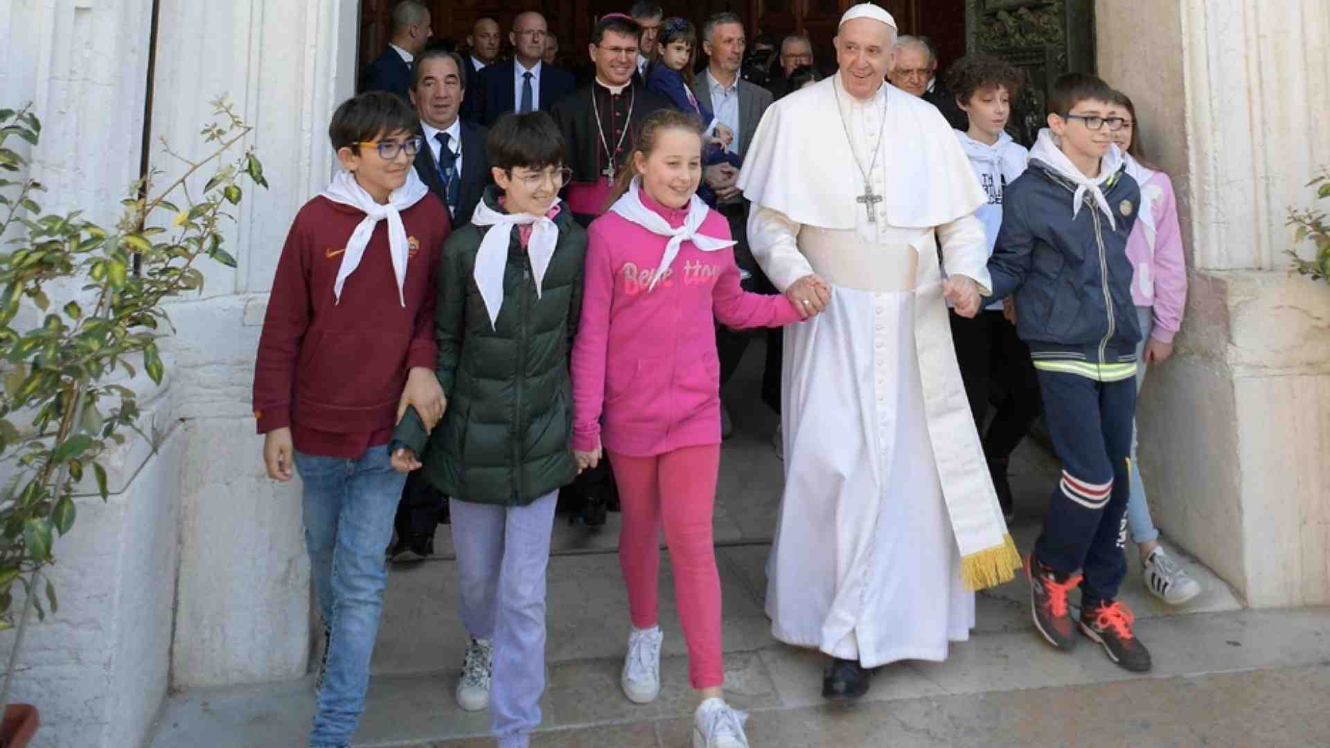Immagine di Sabato 4 giugno il Papa incontra ragazzi non vedenti e ucraini
