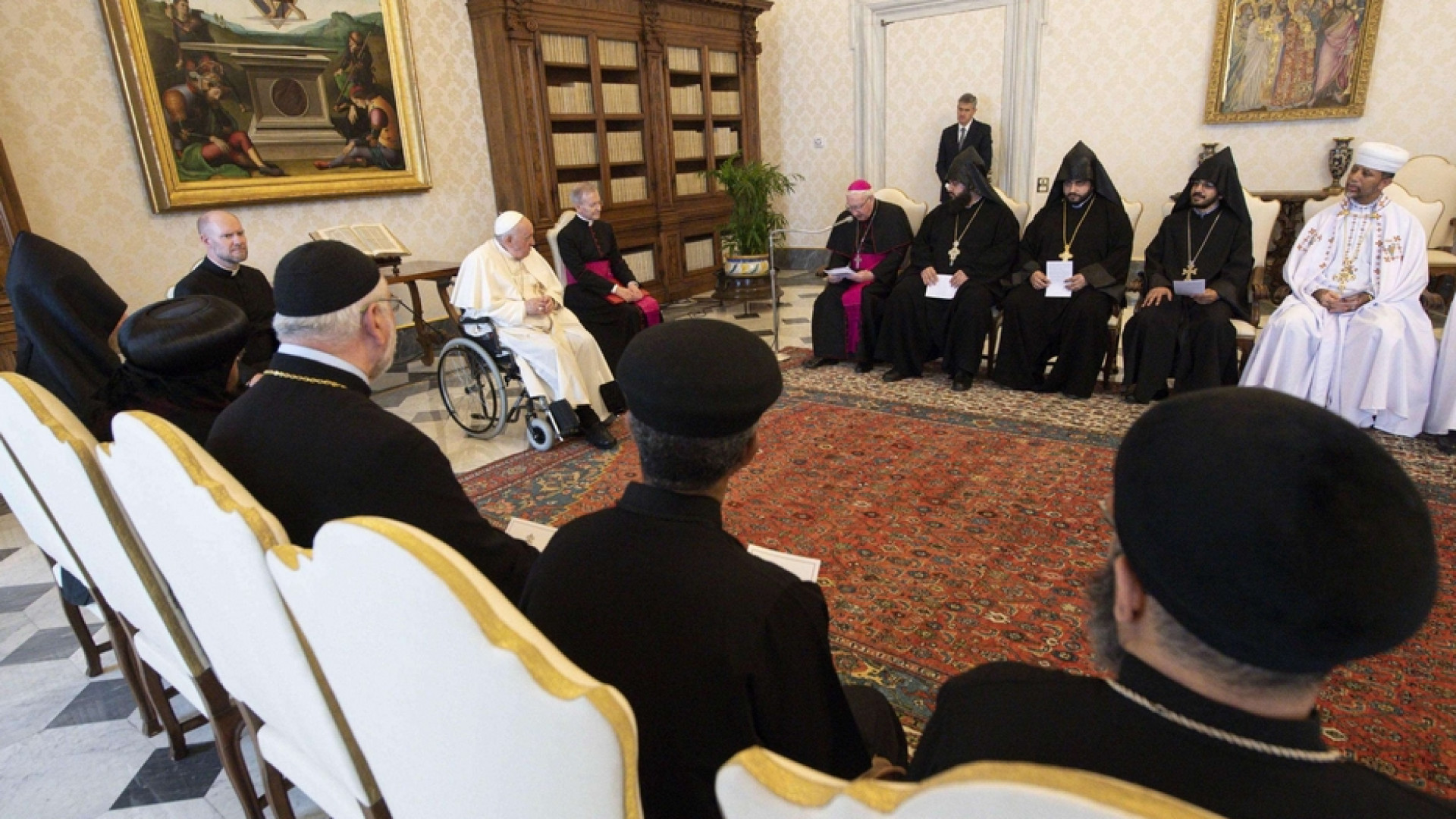 Immagine di Papa Francesco ai giovani preti e monaci ortodossi: l'unità è necessaria