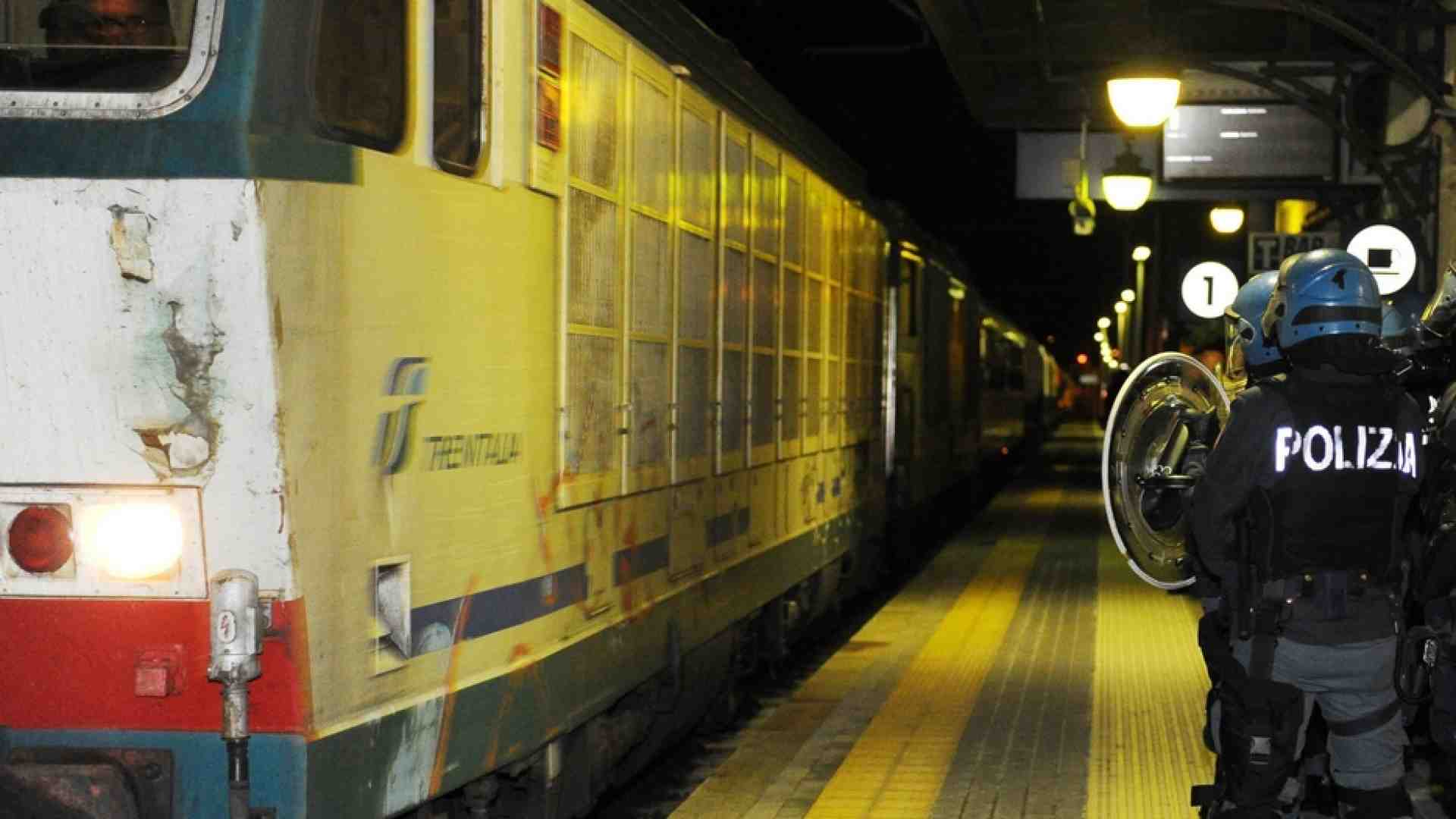 Immagine di Molestie alle 16enni sul treno, 30 giovani sospettati