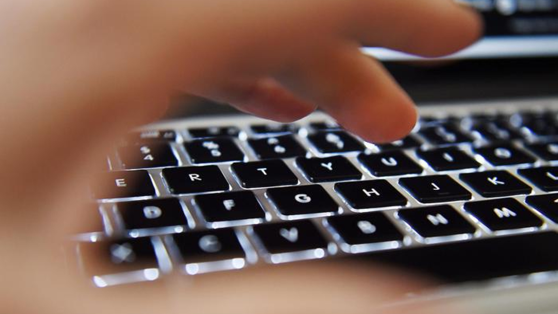 Immagine di Abitudini post-Covid: lavoro da casa, ma troppe ore in Rete