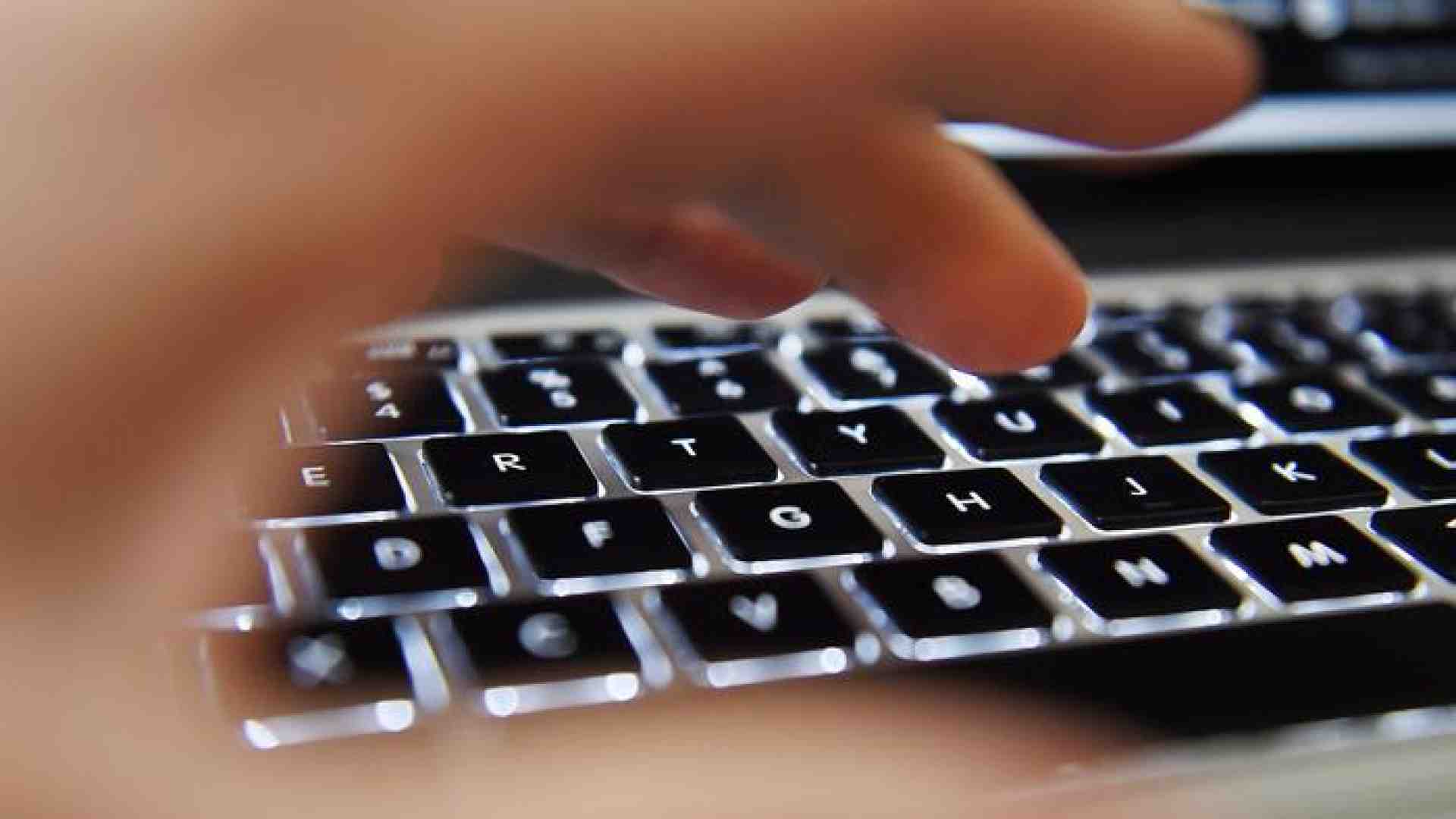 Immagine di Abitudini post-Covid: lavoro da casa, ma troppe ore in Rete