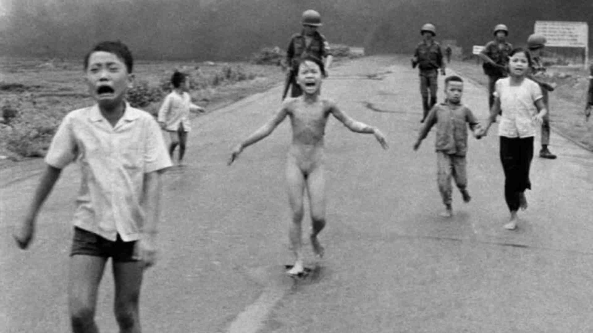 Immagine di 50 anni fa la foto della Napalm Girl: la fotografia tra realtà e memoria