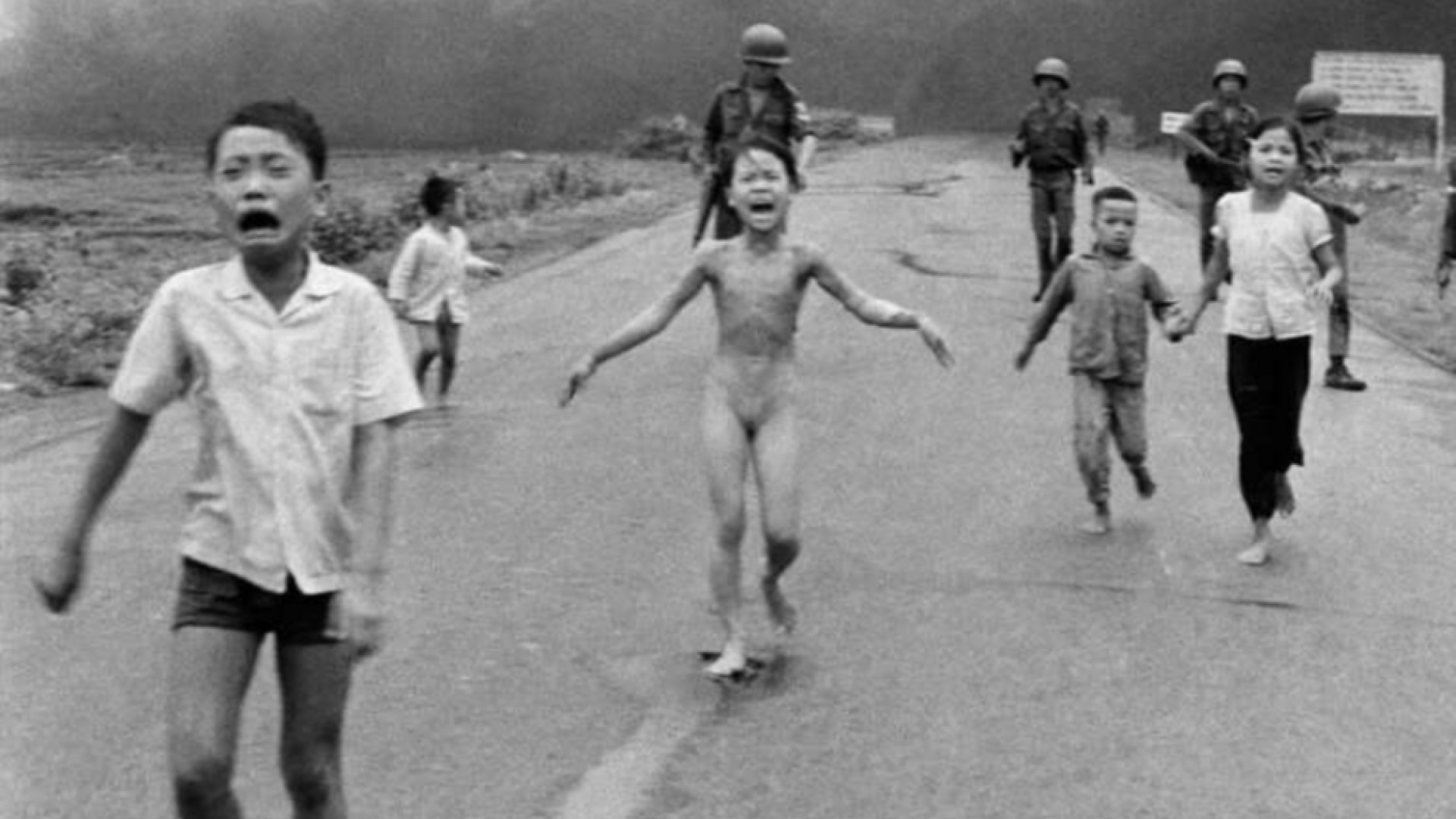 Immagine di 50 anni fa la foto della Napalm Girl: la fotografia tra realtà e memoria