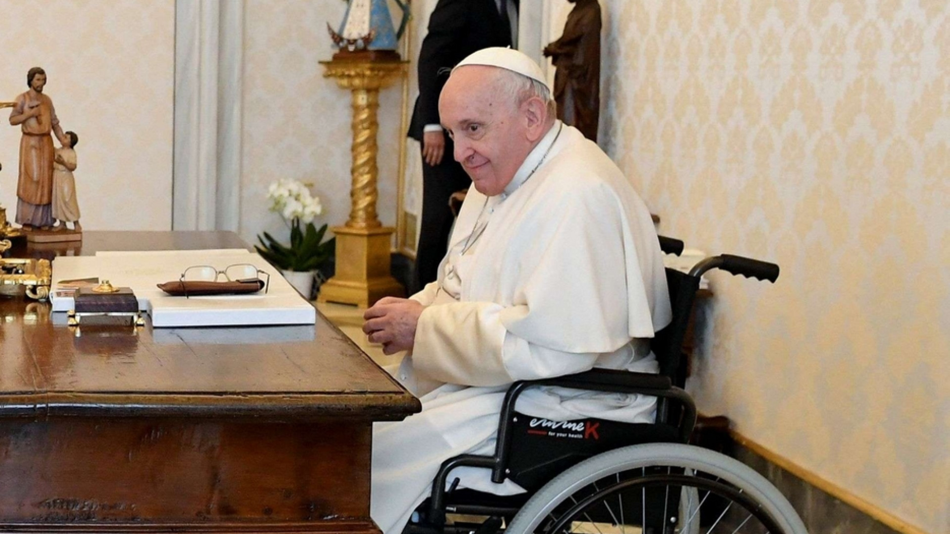 Immagine di Papa Francesco rinvia il viaggio in Africa. «Terapie al ginocchio»