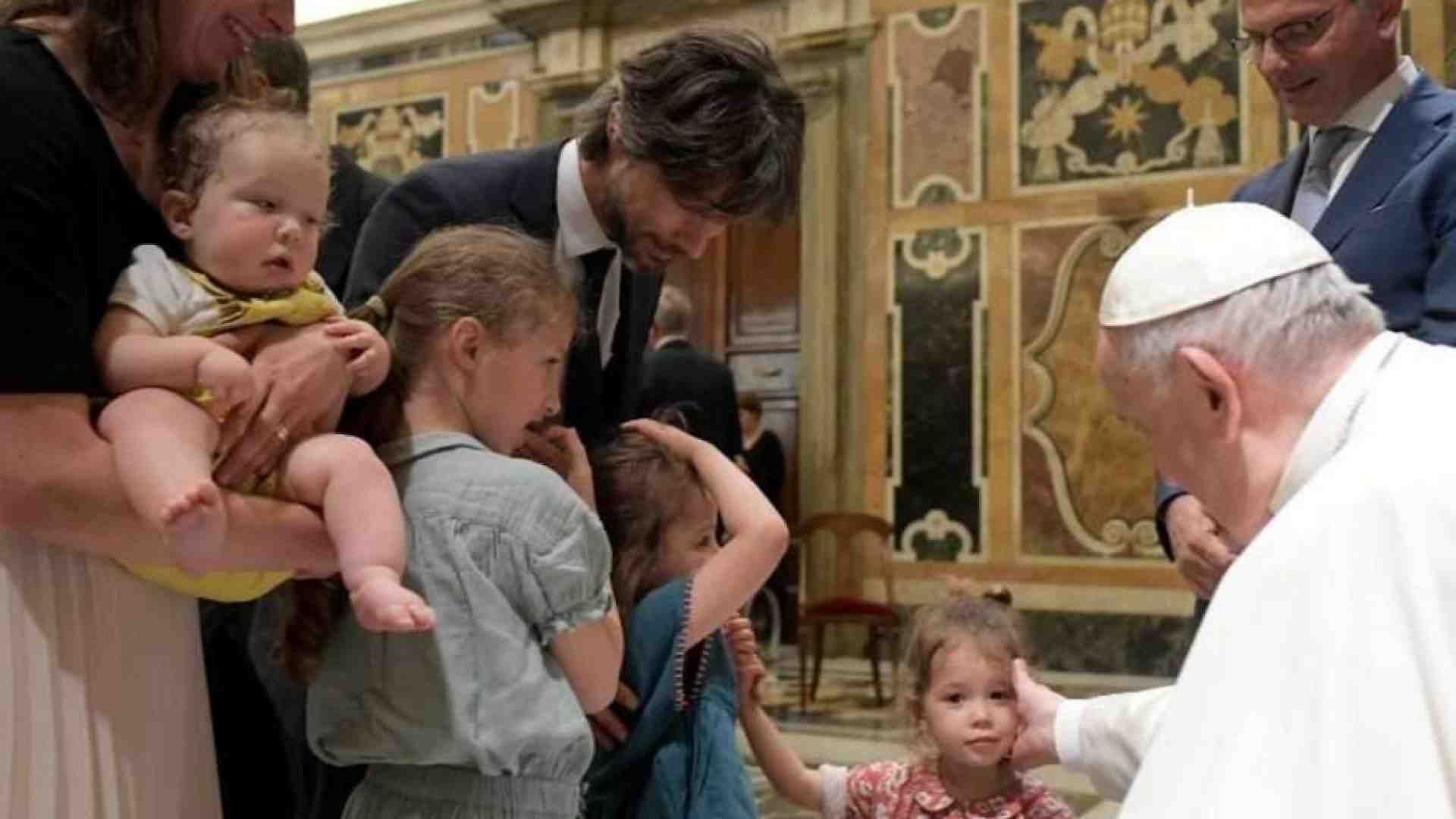 Immagine di Il Papa: fare rete contro le piaghe di pornografia e utero in affitto