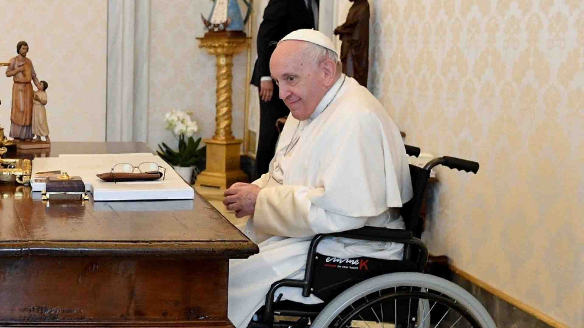 Immagine di Papa Francesco rinvia il viaggio in Africa. «Terapie al ginocchio»