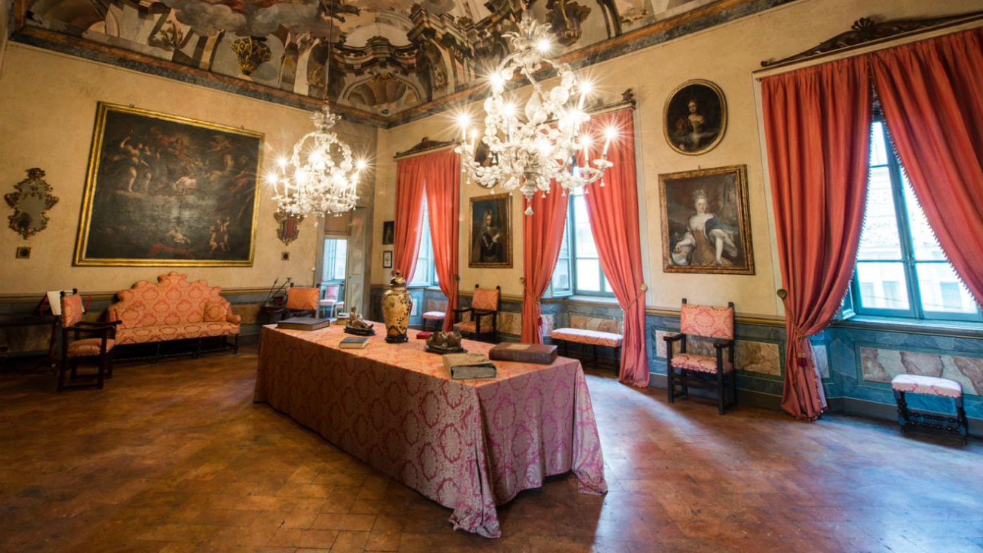 Immagine di Oltre la facciata austera uno scrigno di bellezza in un tripudio di affreschi