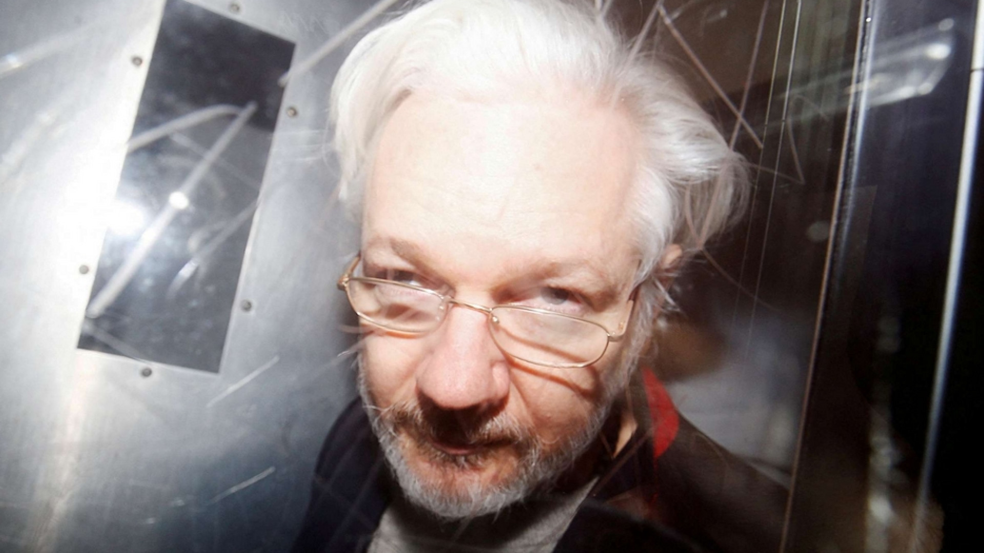 Immagine di Assange, ultimo «sì» all'estradizione. Ma potrebbe salvarlo la Corte Europea