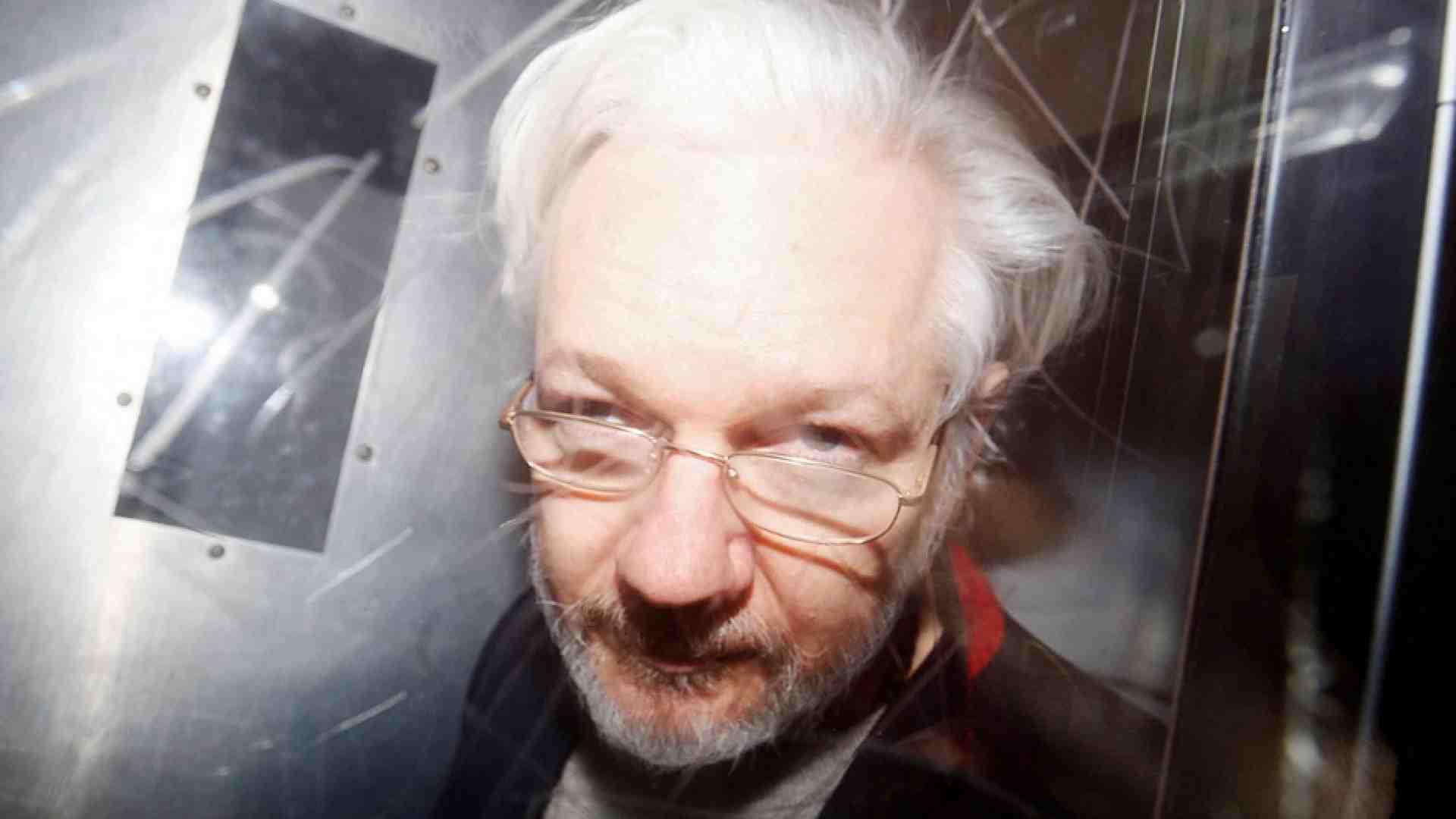 Immagine di Assange, ultimo «sì» all'estradizione. Ma potrebbe salvarlo la Corte Europea
