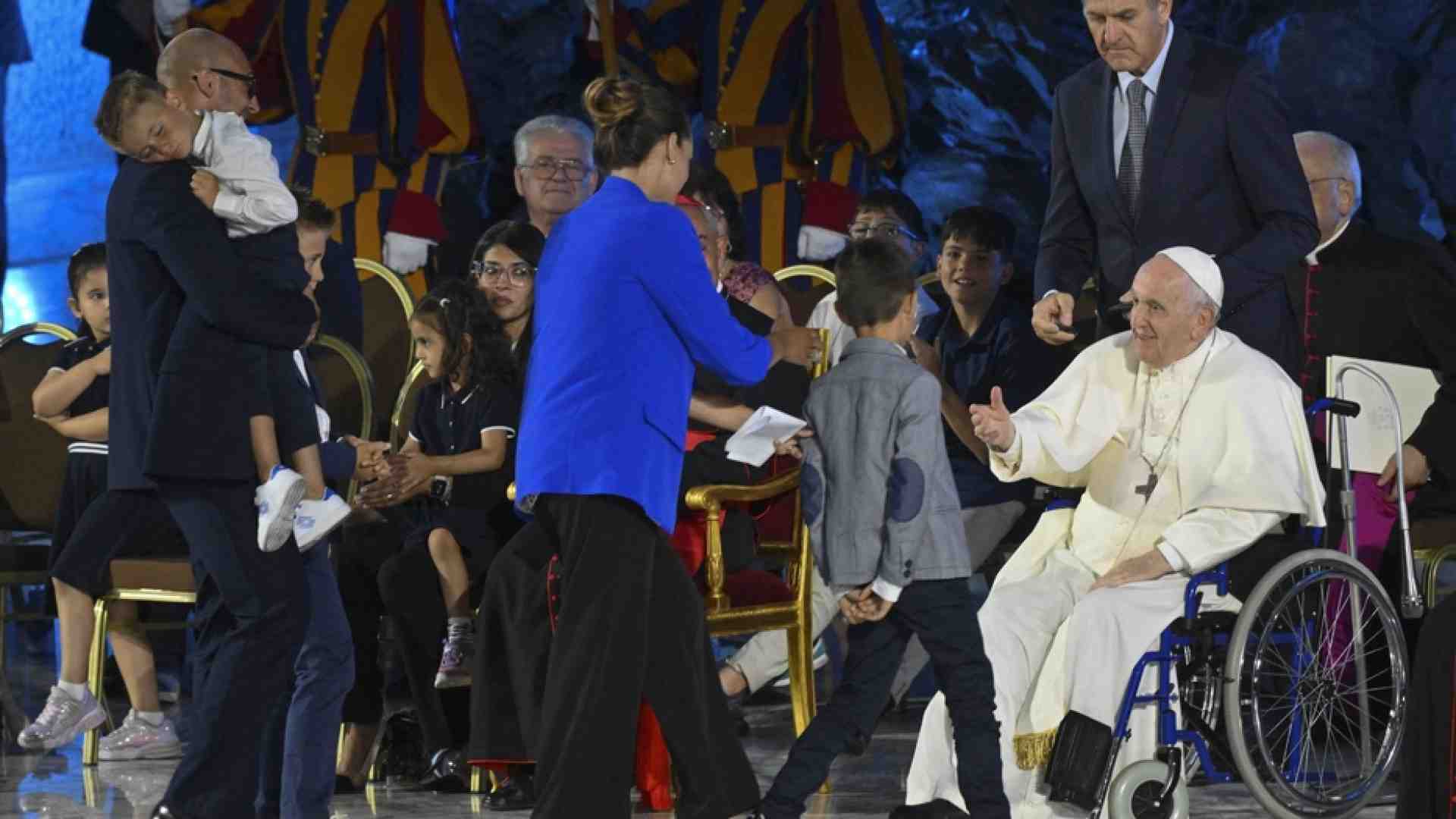 Immagine di I «piccoli passi» della famiglia. Papa Francesco apre l'incontro mondiale