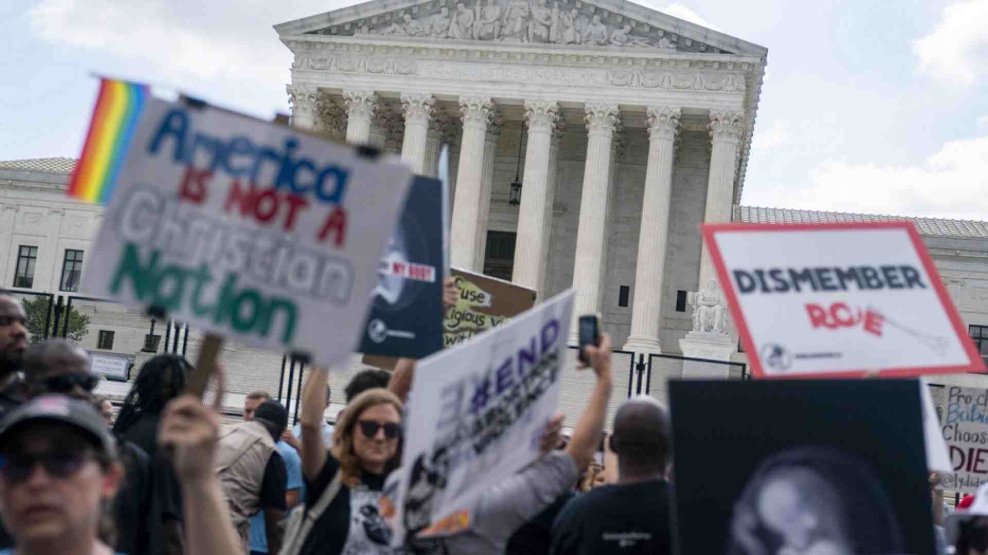 Immagine di Aborto Usa, la sentenza «divide» anche in Italia: Pd e ministre insorgono