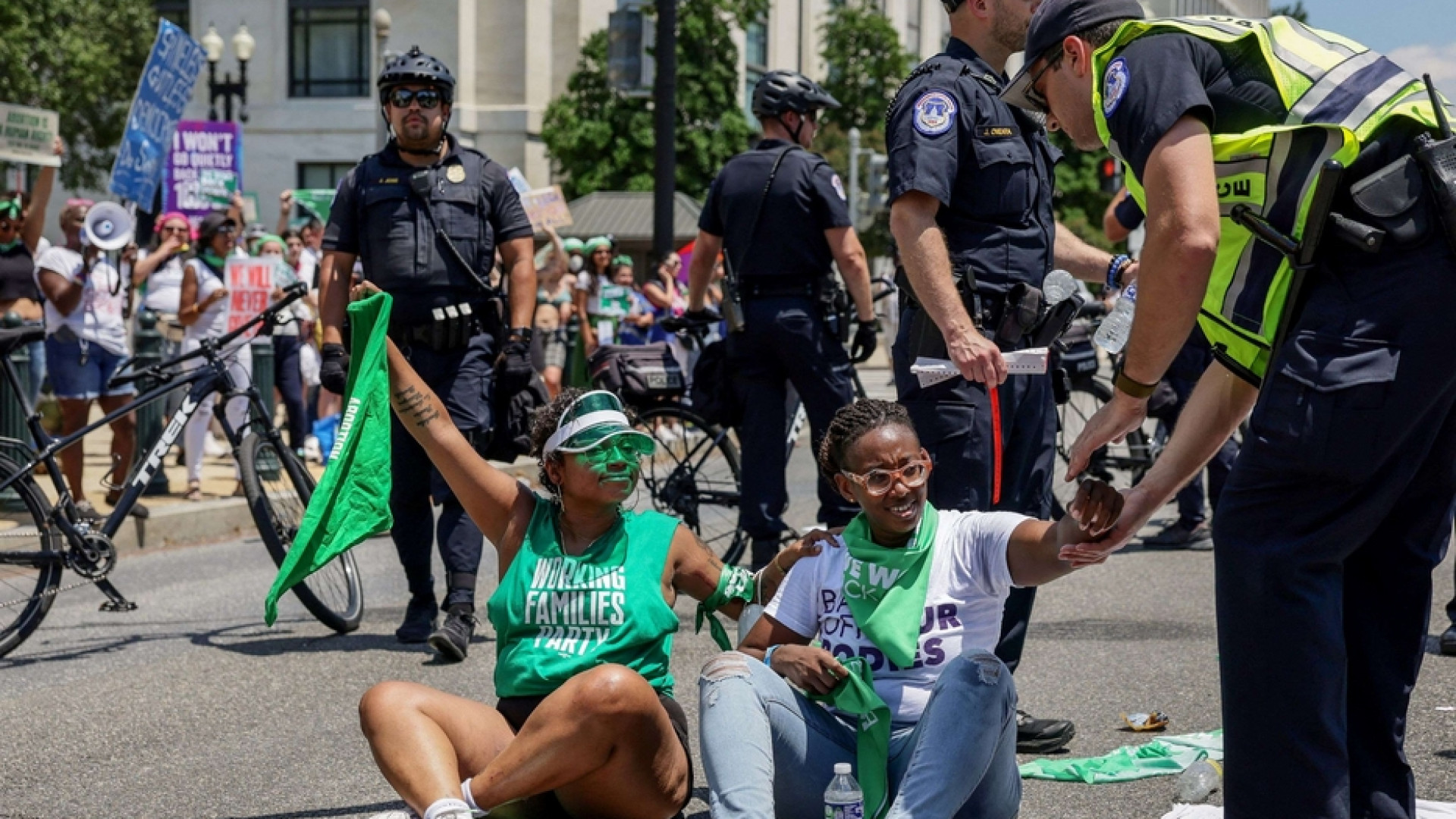 Immagine di Aborto, vandalizzate sei chiese cattoliche. Biden condanna le violenze