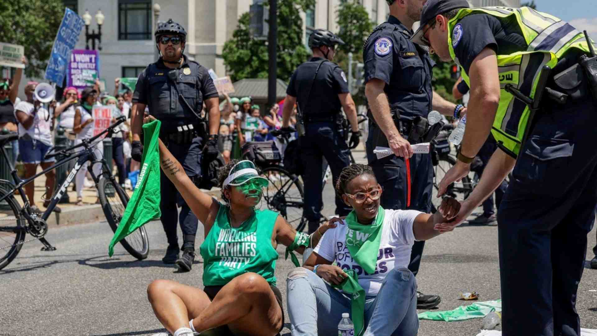 Immagine di Aborto, vandalizzate sei chiese cattoliche. Biden condanna le violenze