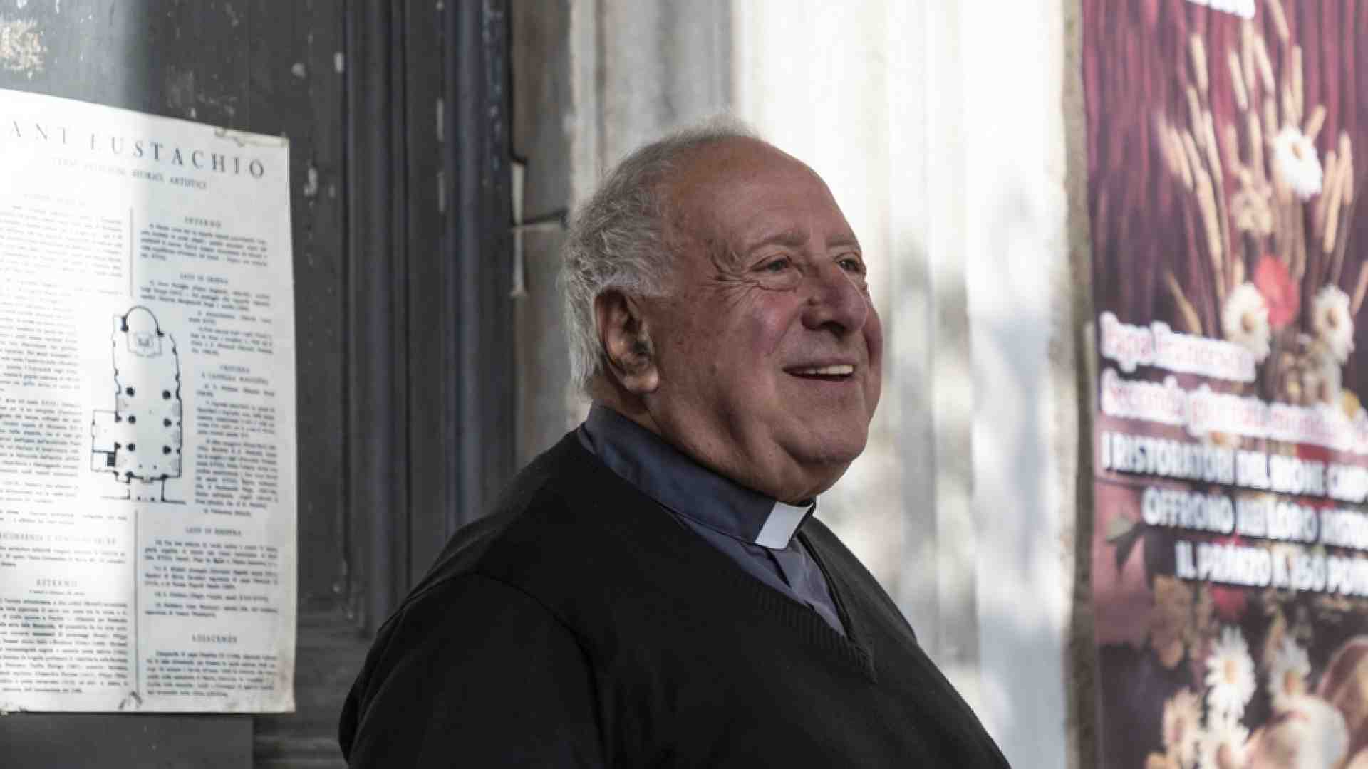 Immagine di Addio a don Sigurani, il prete che aprì ai poveri la Basilica di Sant'Eustachio