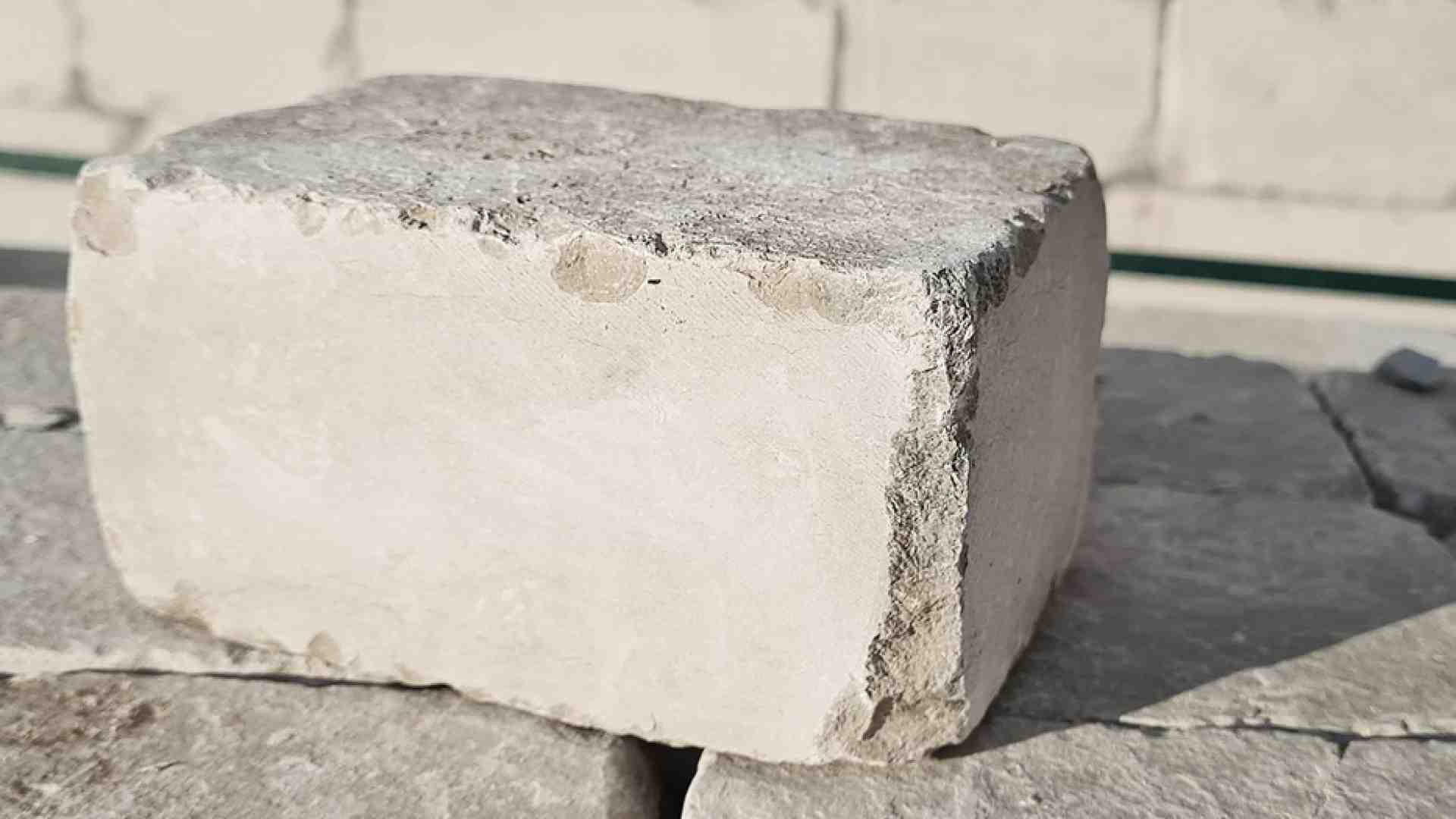 Immagine di Non basta un sanpietrino a fare un altare