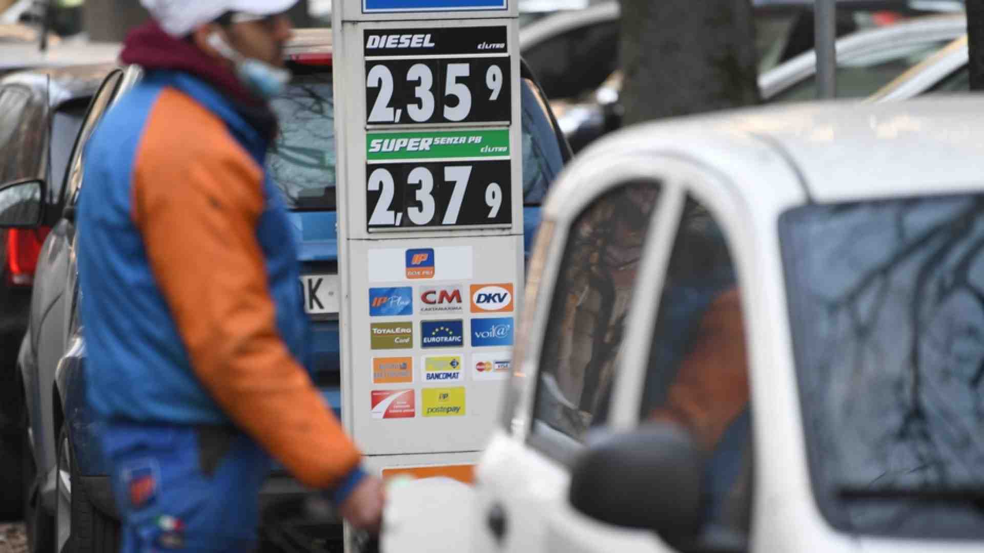 Immagine di Le spese obbligate mettono in crisi le famiglie: sono il 43% dei consumi