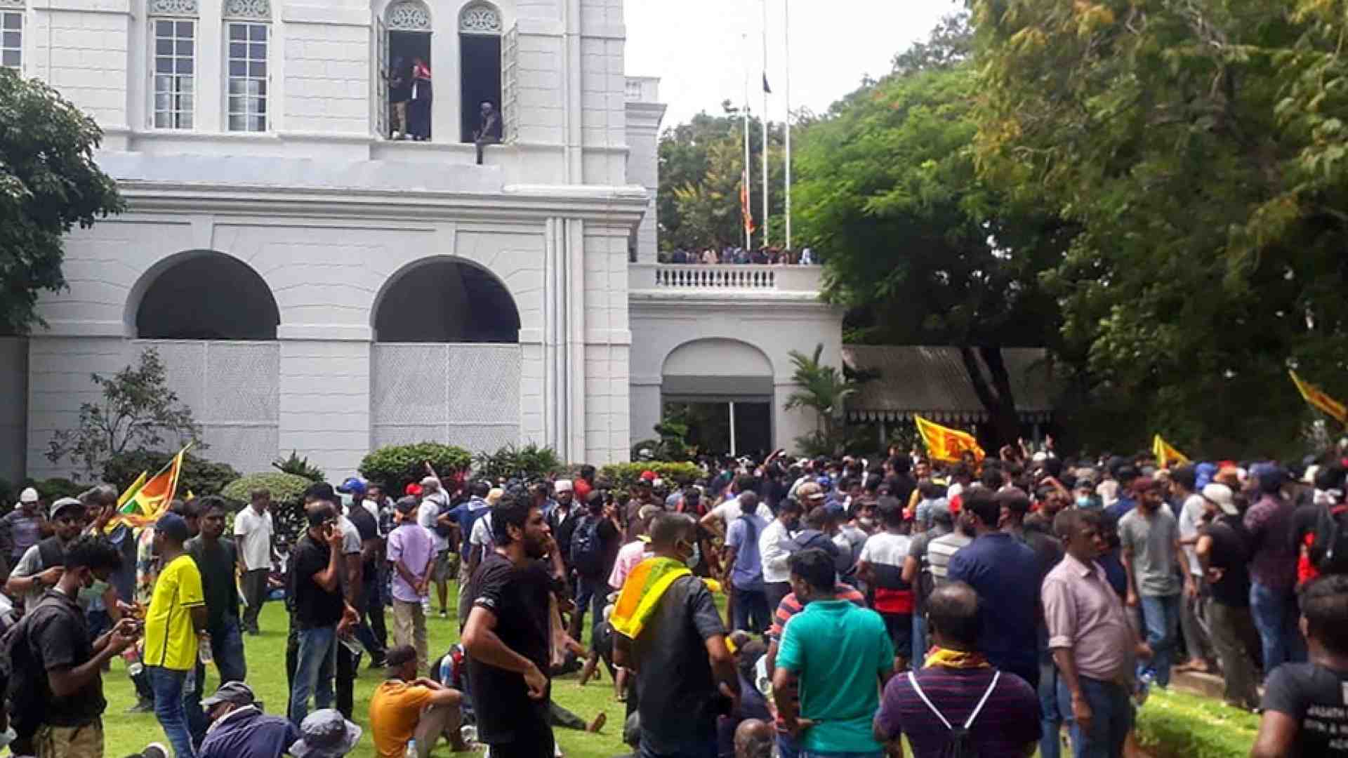 Immagine di La gente alla fame assalta il Palazzo: presidente in fuga