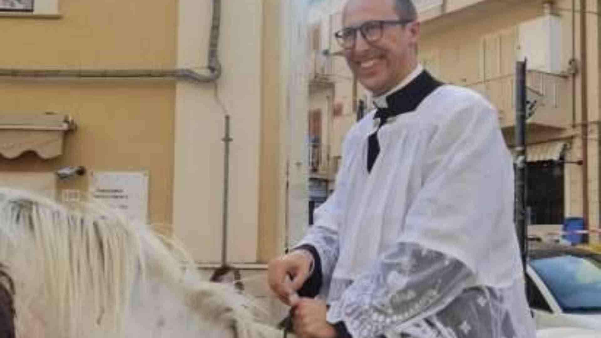 Immagine di Don Giuseppe, dopo l’ordinazione l’ingresso in paese. A cavallo
