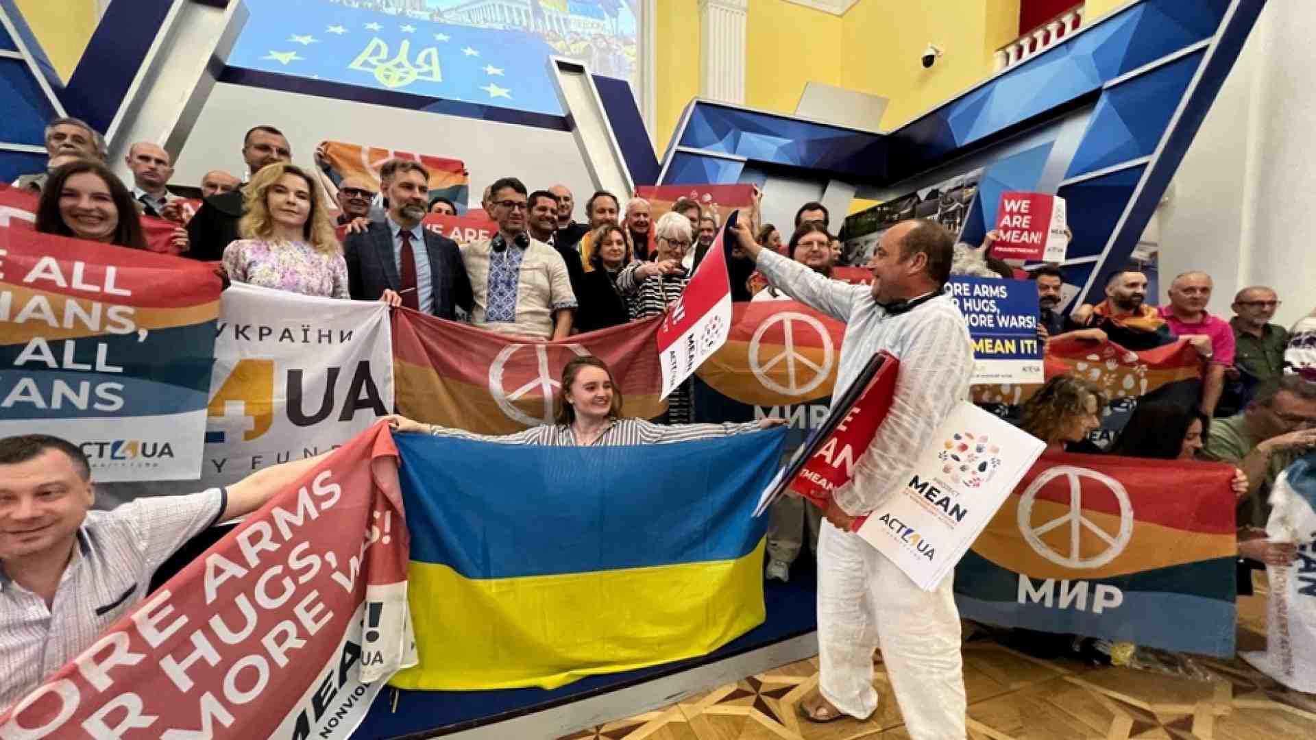 Immagine di Le bandiere dalla pace a Kiev: l'Italia dal basso chiede il cessate il fuoco