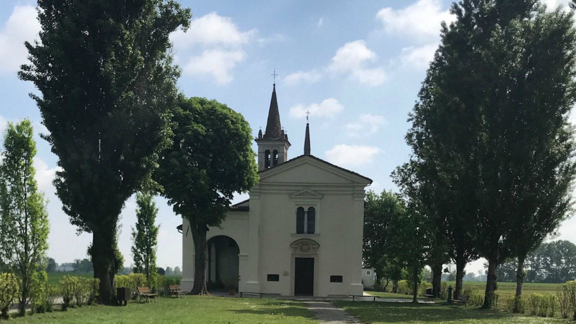 Immagine di Una chiesa immersa nella quiete dei campi