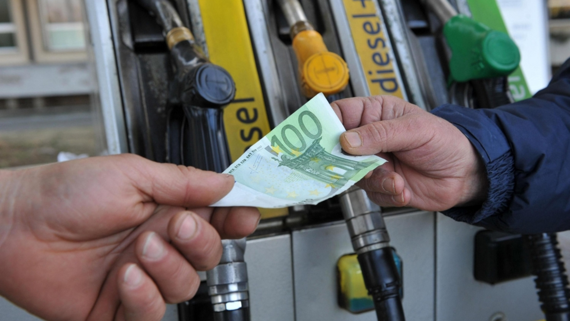 Immagine di Bonus benzina: come funziona e a chi spettano i 200 euro