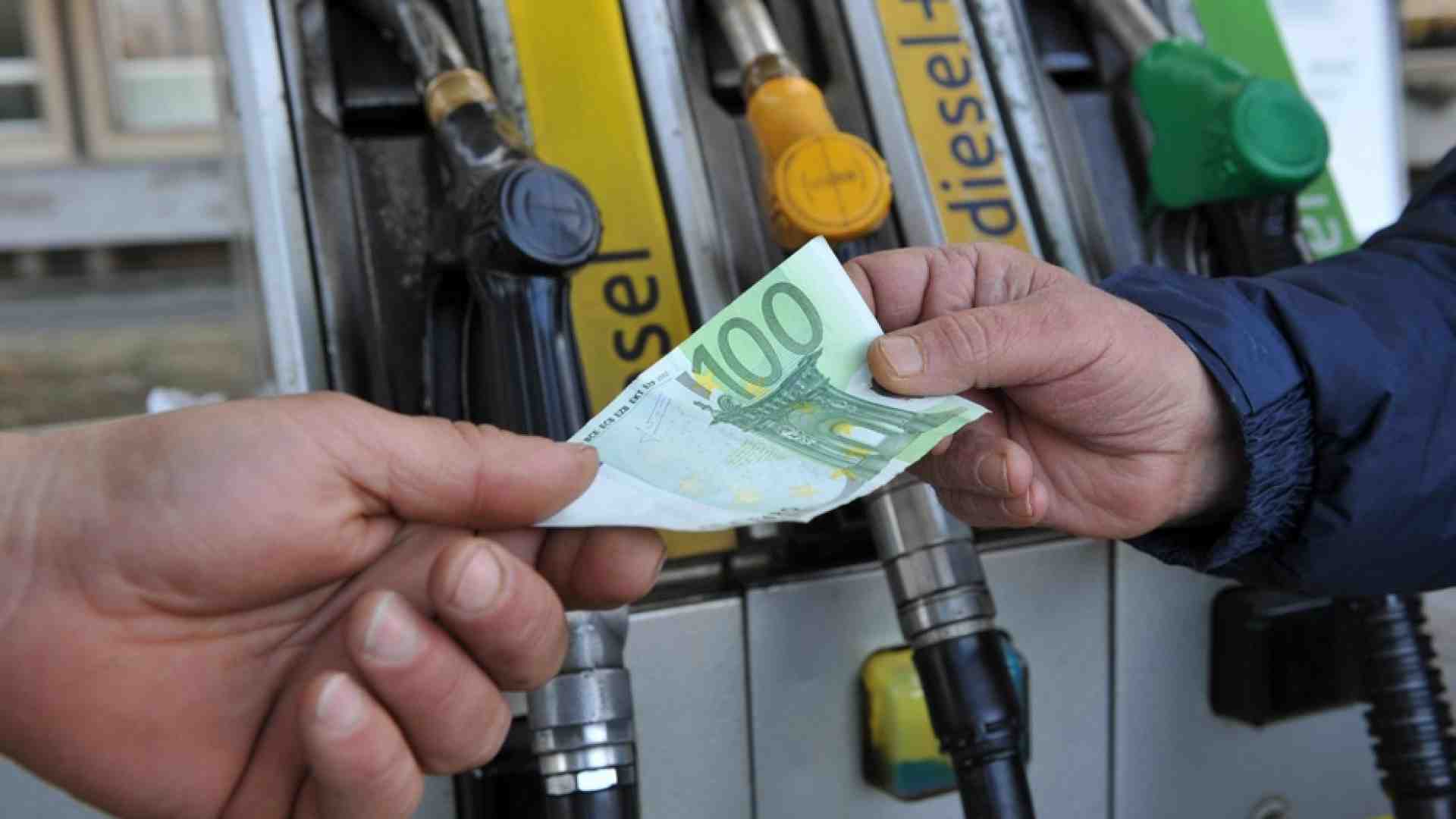 Immagine di Bonus benzina: come funziona e a chi spettano i 200 euro