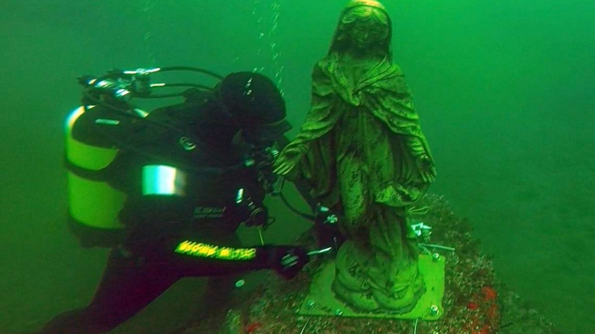 Immagine di Nel mare di Ercolano i subacquei onorano la loro Patrona