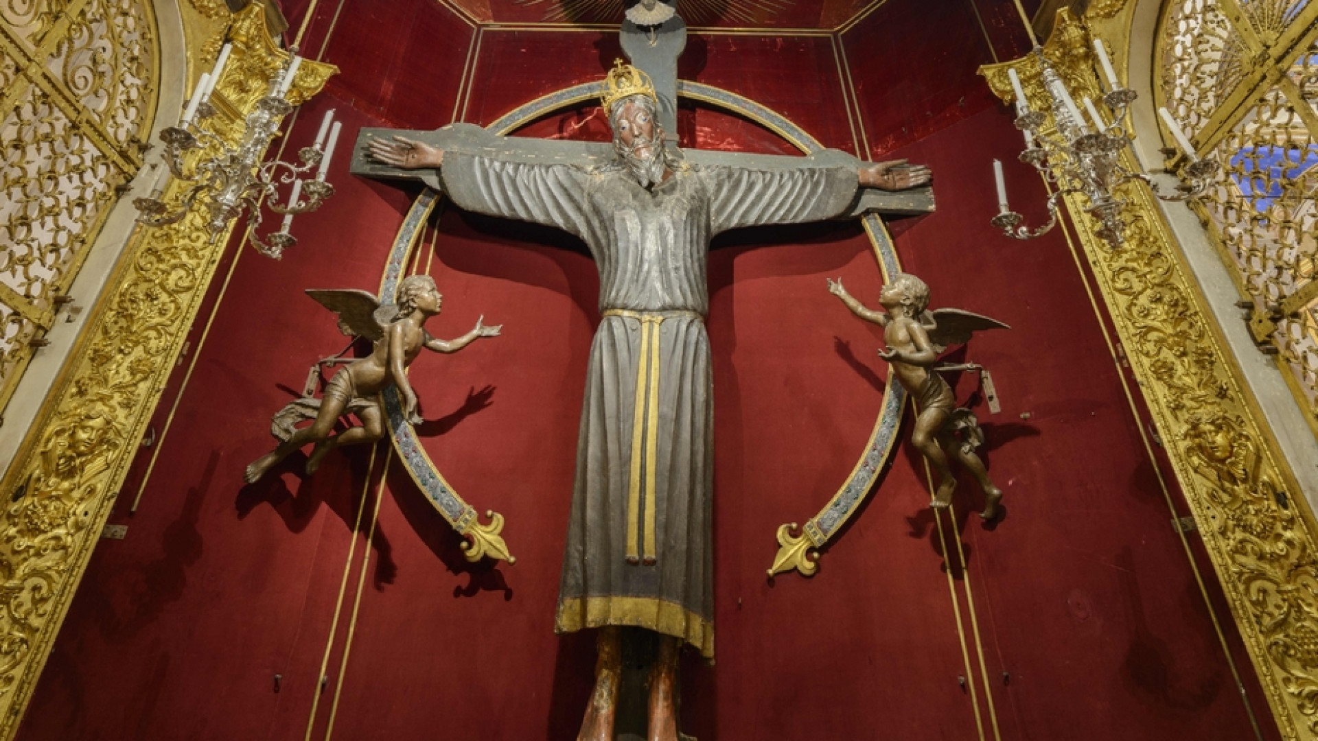 Immagine di Al via in Cattedrale l'operazione restauro del Volto Santo